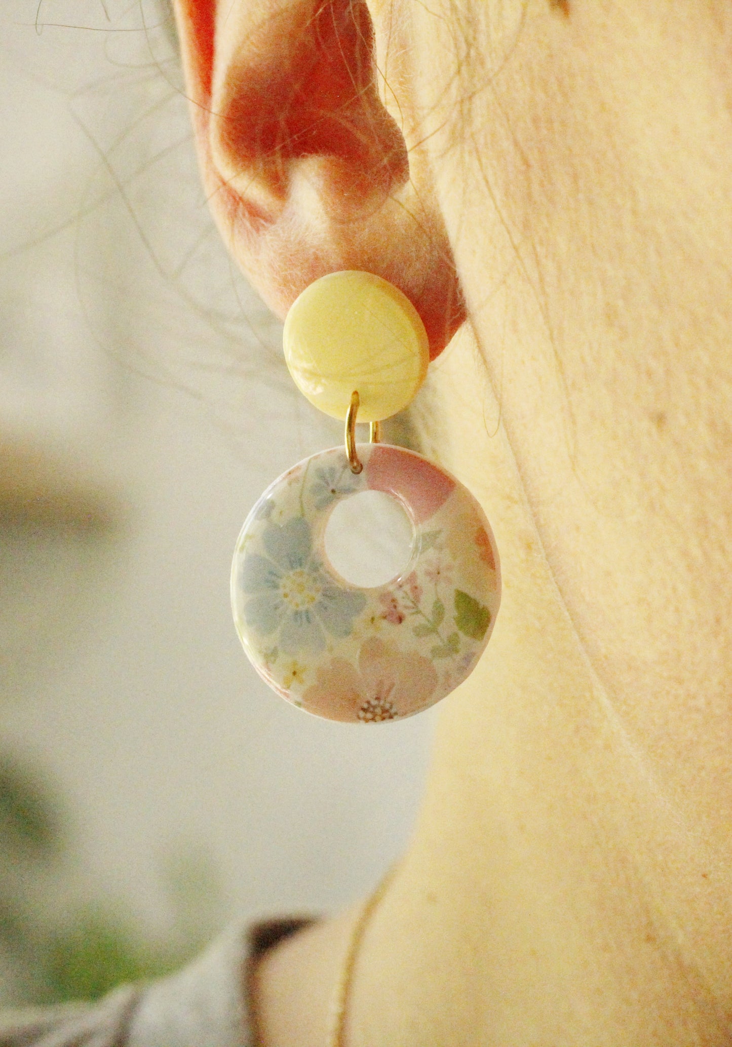 Boucles d'oreilles artisanales fleuries aux tons pastel et bleus