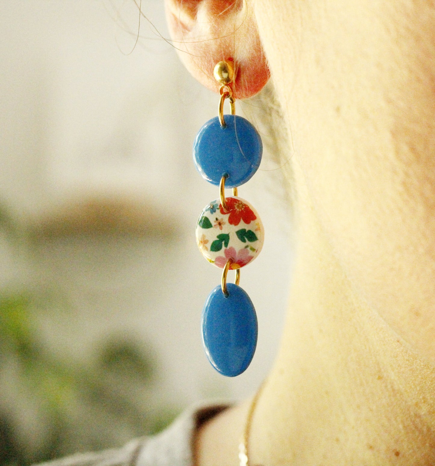 Boucles d'oreilles artisanales fleuries aux tons pastel et bleus