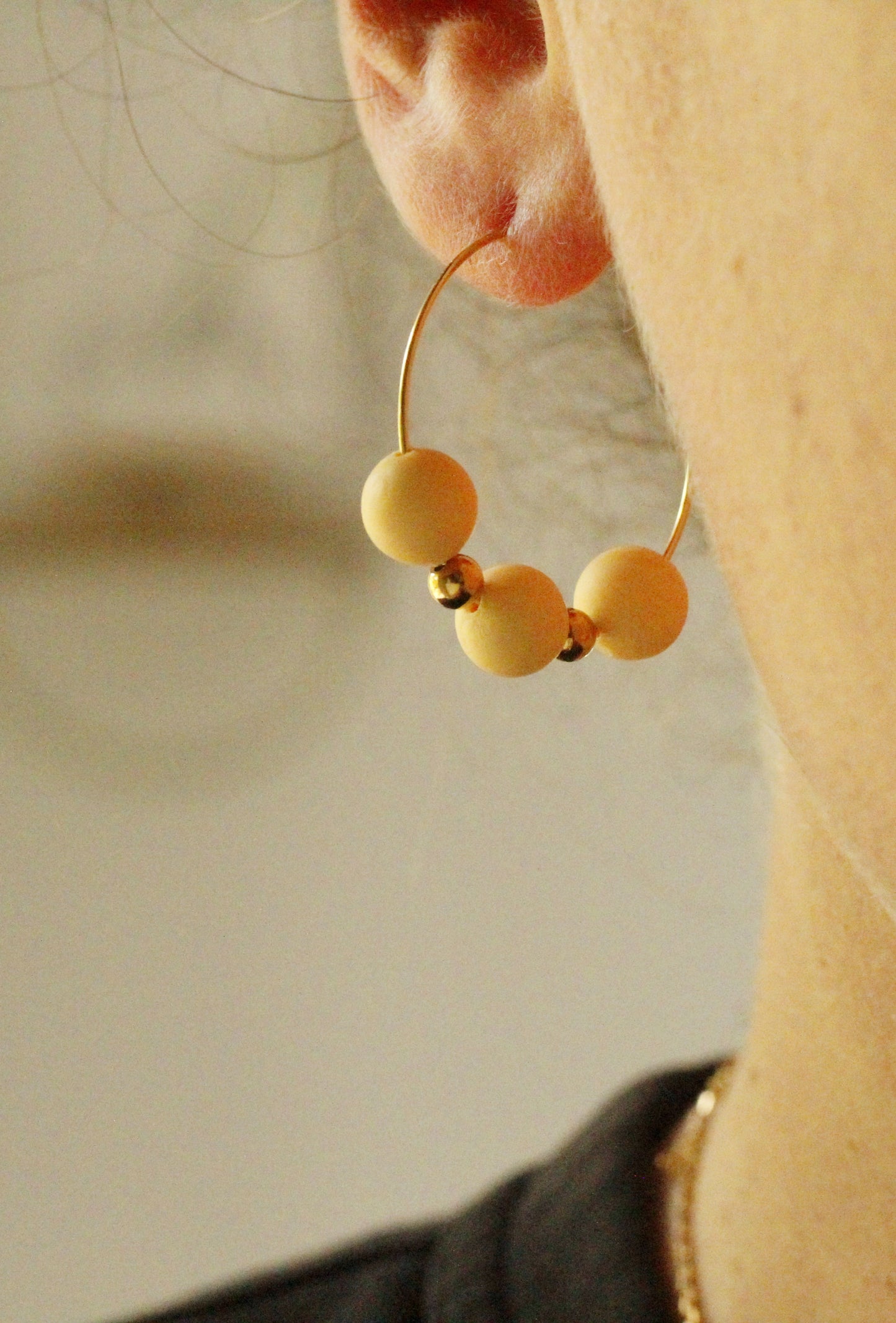 Créoles colorées à perles - Cognac, vanille et rose pâle