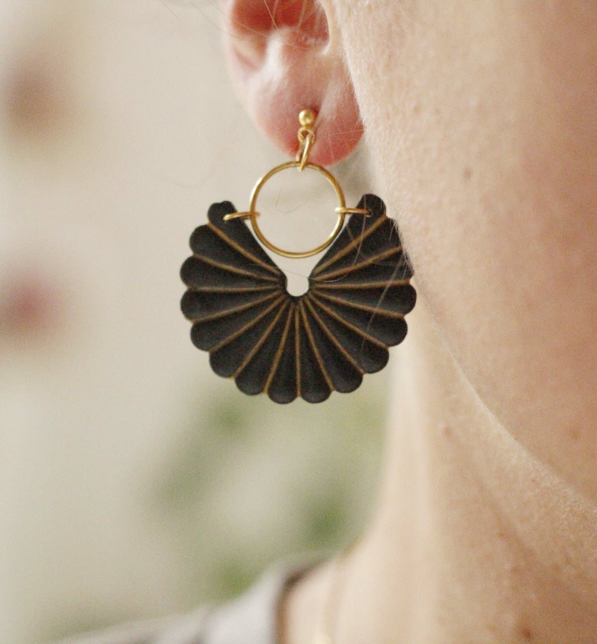Boucles d'oreilles Dahlia, fabriquées à la main - modèle unique La Bouclette Dorée
