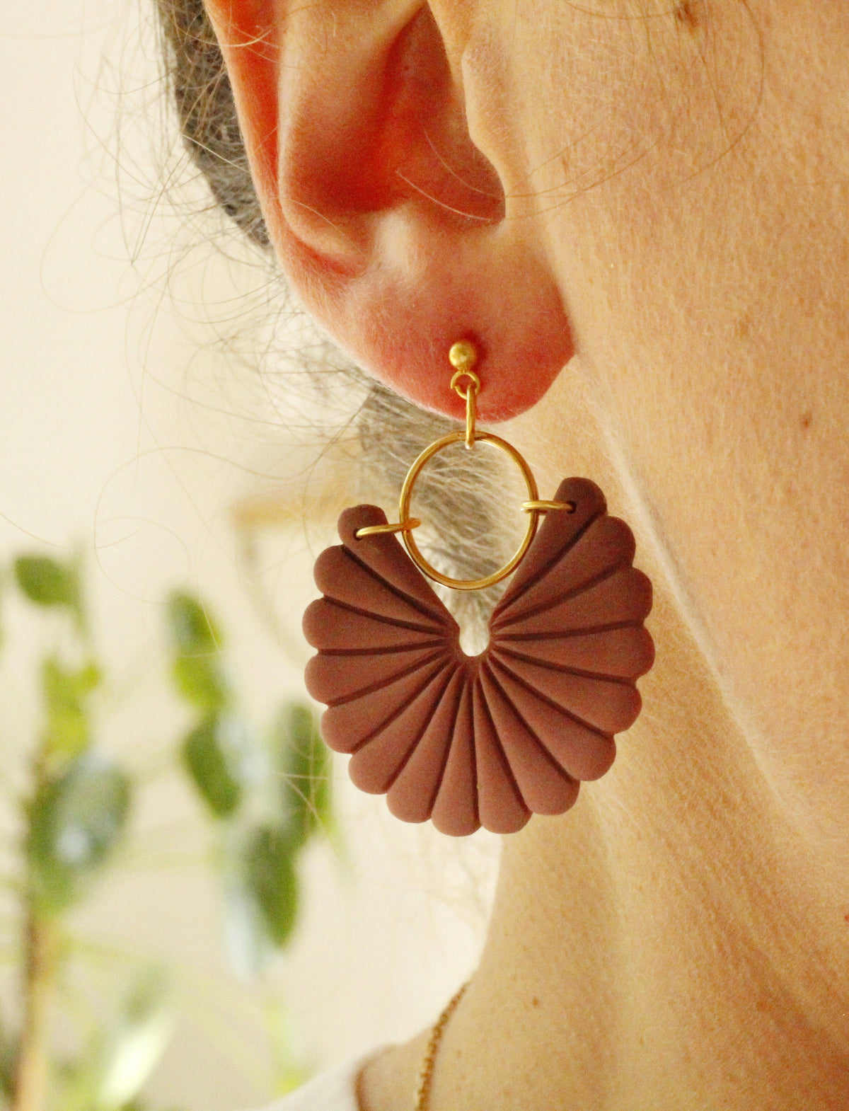 Boucles d'oreilles Dahlia, uniques et colorées, fabriquées à la main La Bouclette Dorée