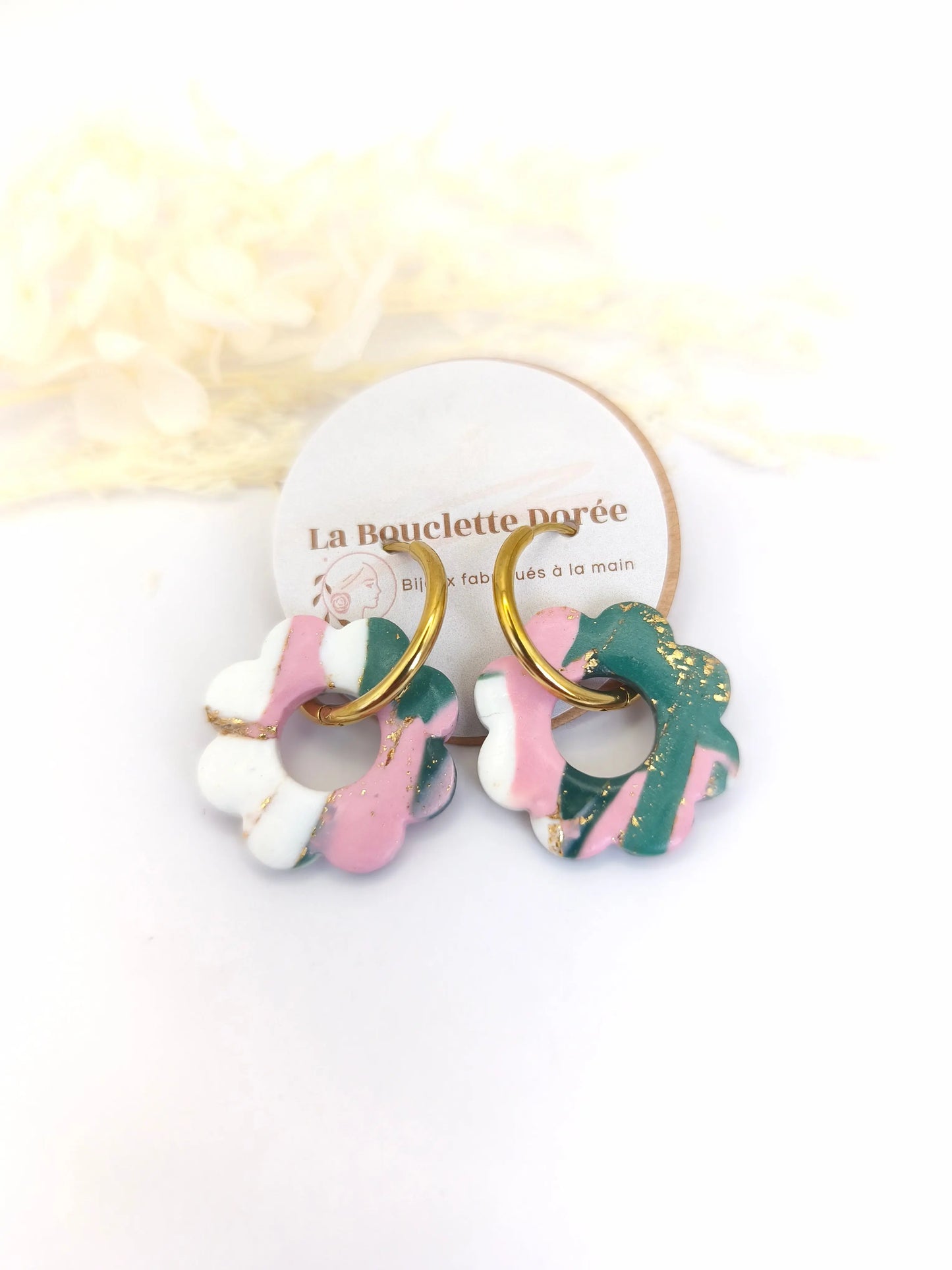 Boucle d'oreilles créoles blanches roses vertes et or