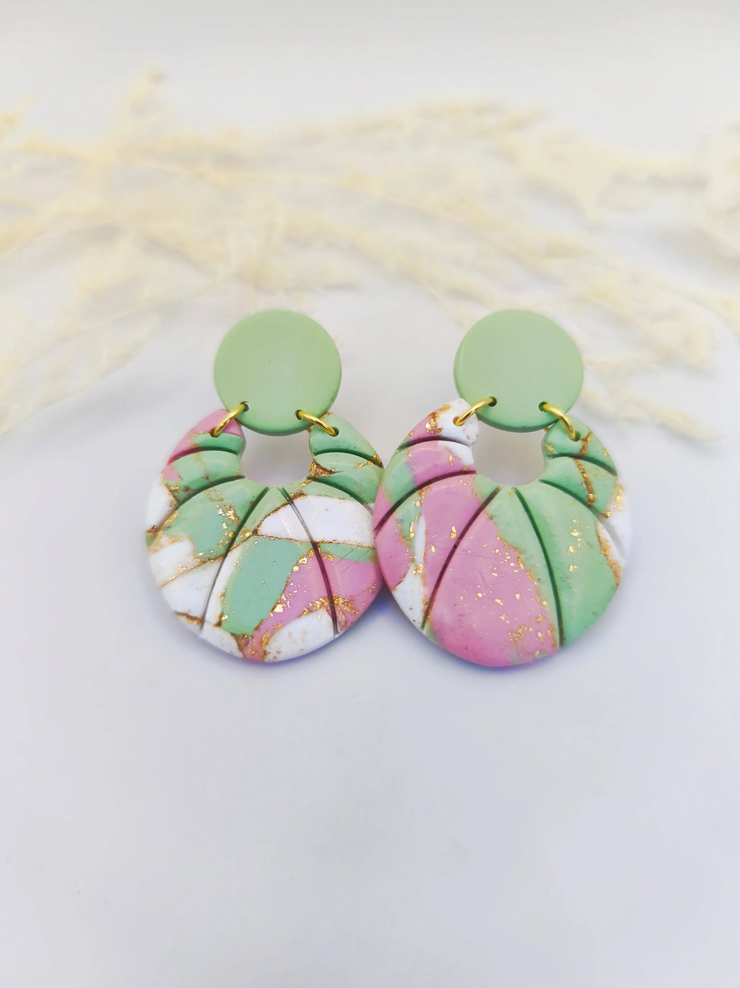boucles d'oreilles pendantes vertes roses et or