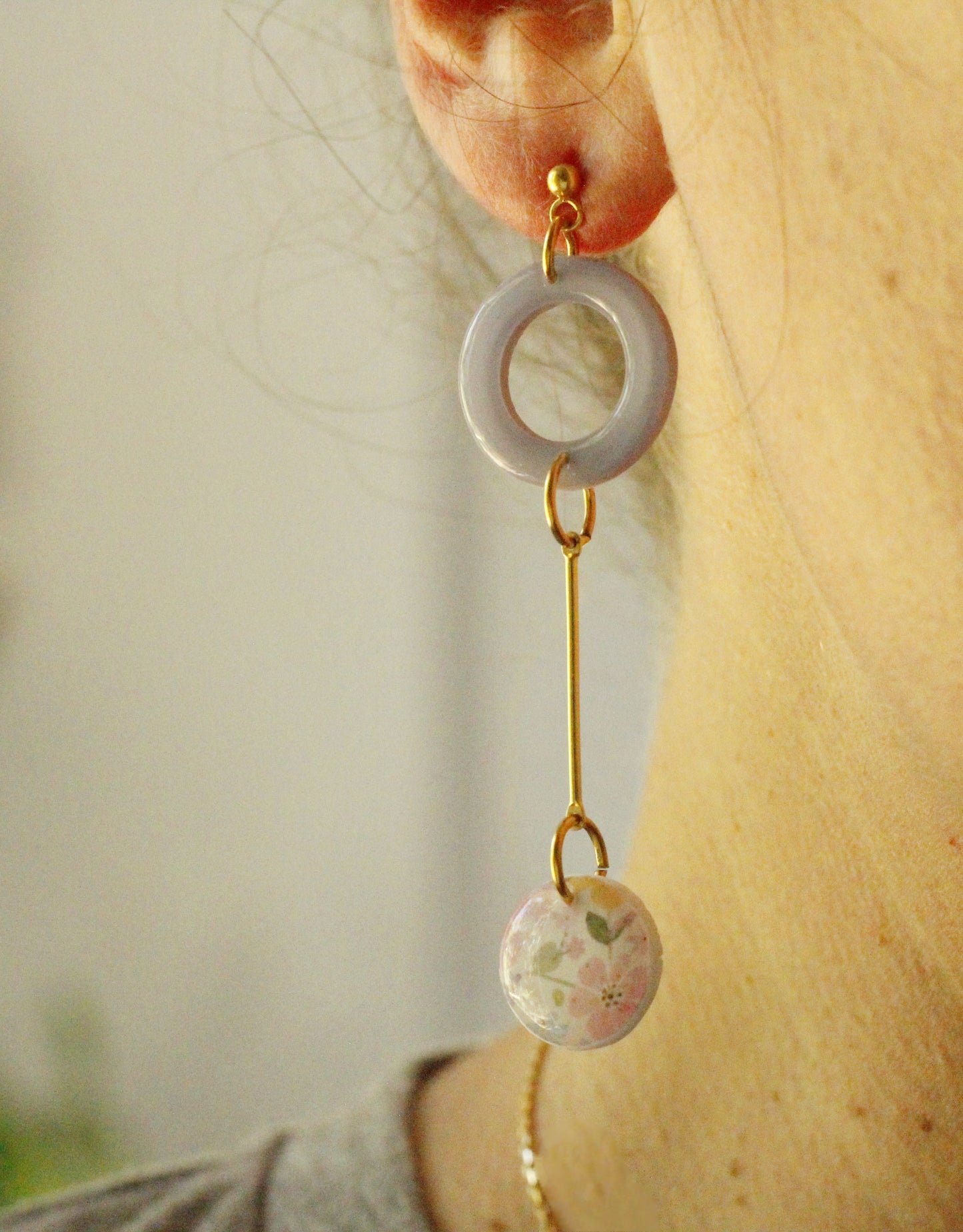 Boucles d'oreilles asymétriques fleuries aux tons pastel et bleus
