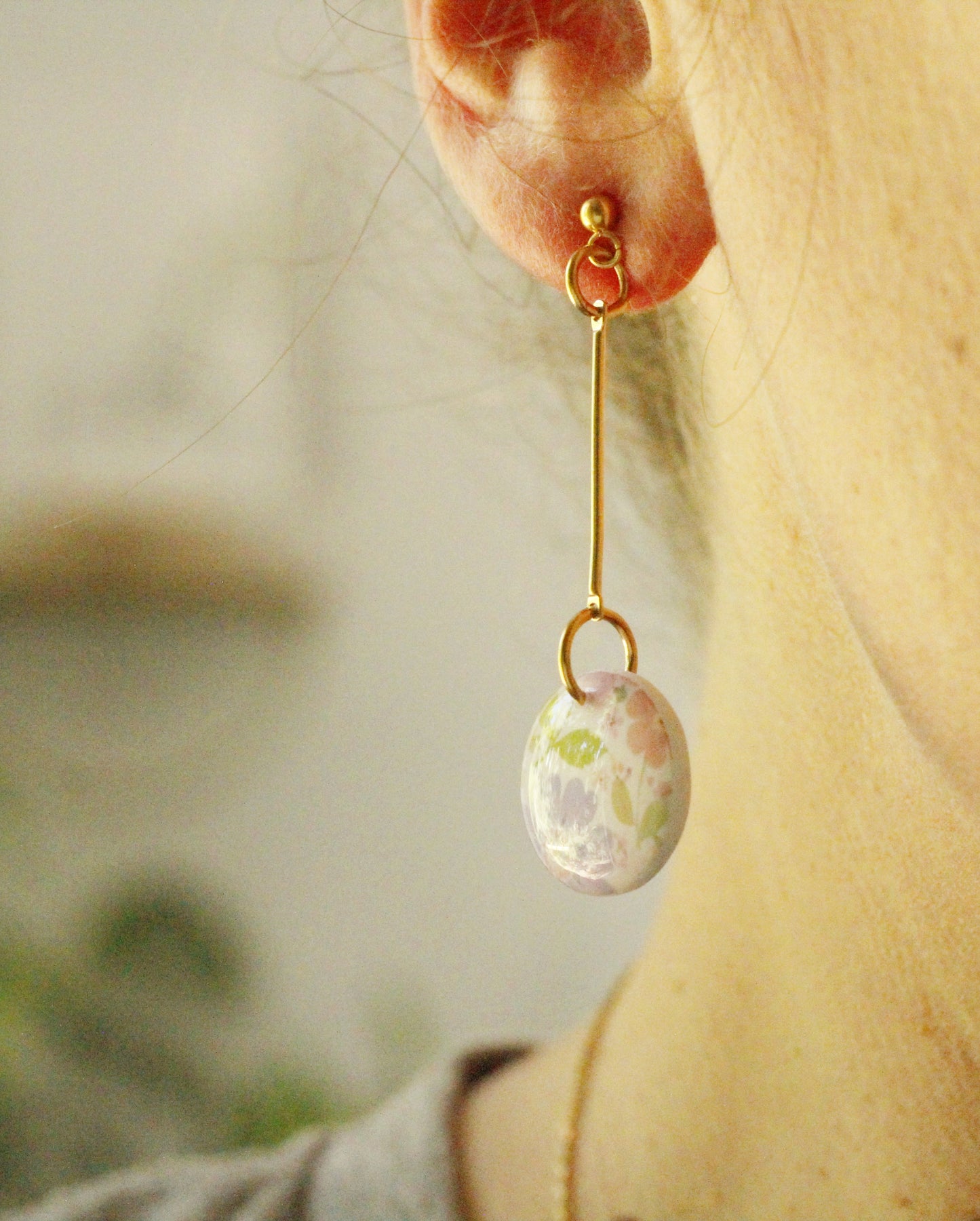 Boucles d'oreilles asymétriques fleuries aux tons pastel et bleus