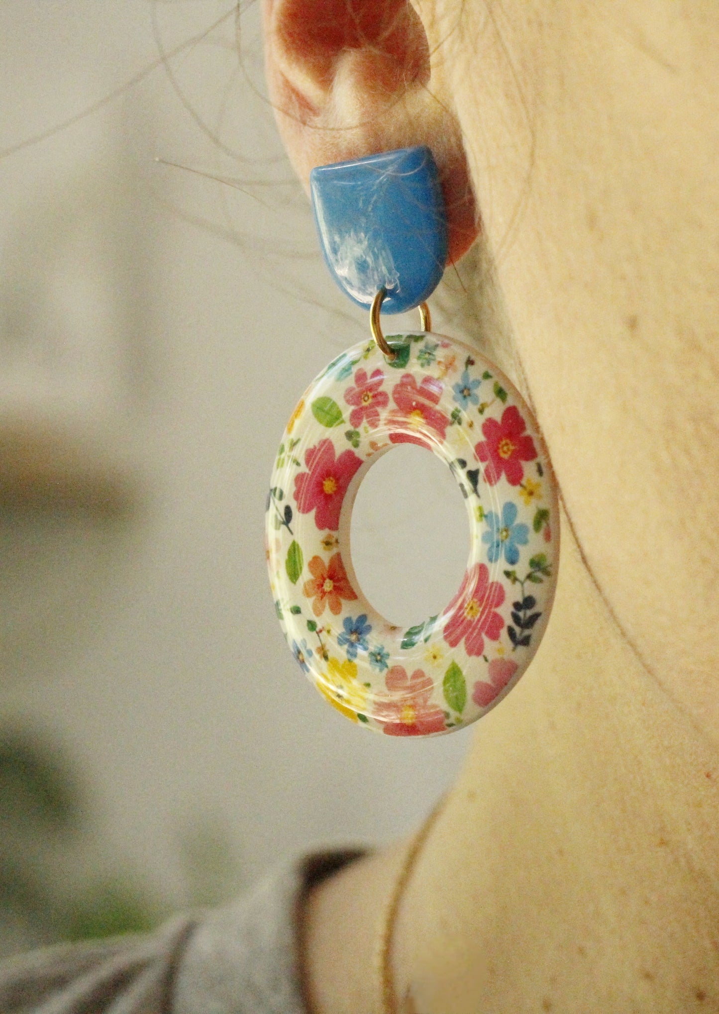 Boucles d'oreilles artisanales fleuries aux couleurs pastel et bleues La Bouclette Dorée
