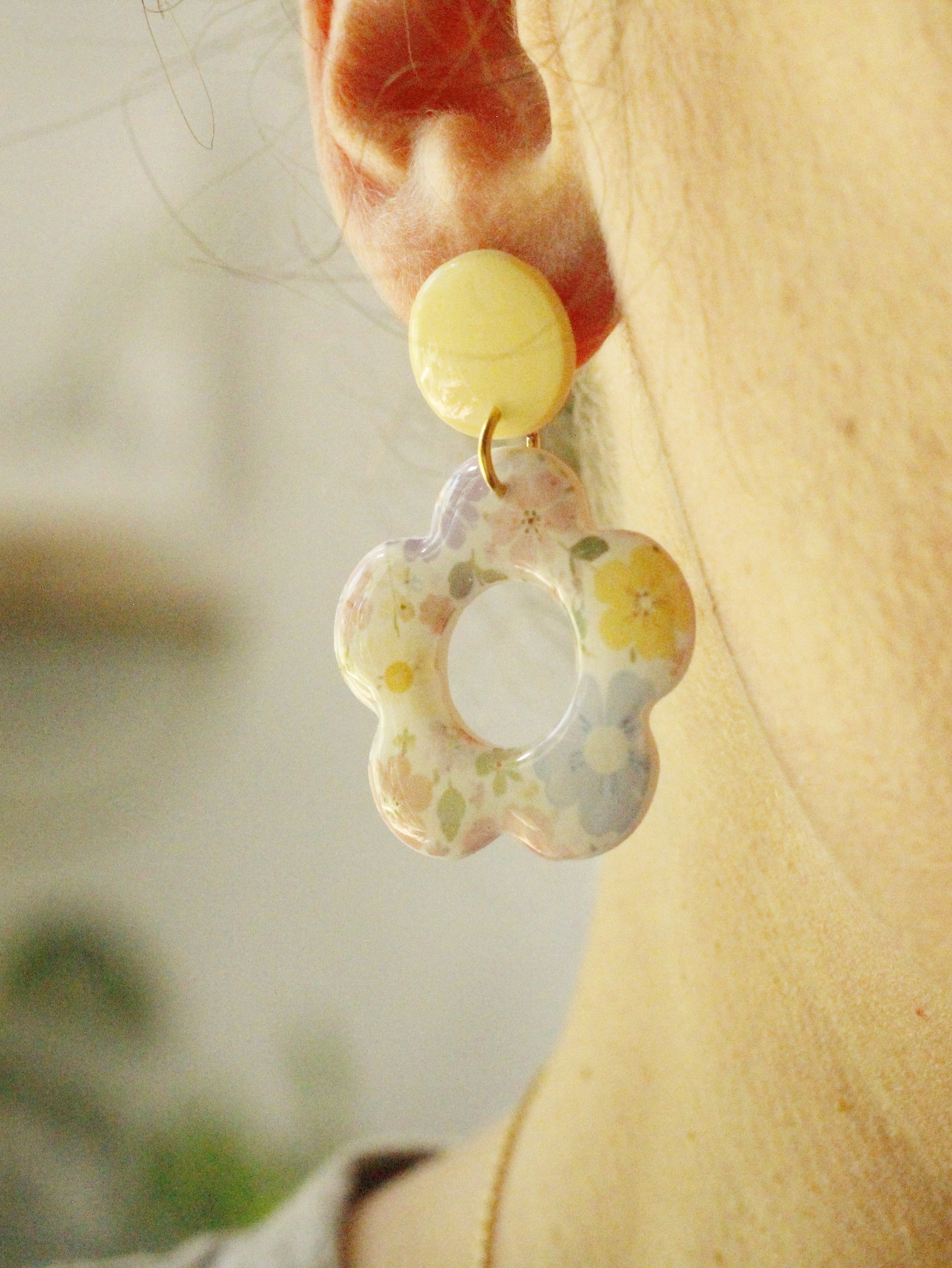 Boucles d'oreilles artisanales fleuries aux couleurs pastel et bleues La Bouclette Dorée