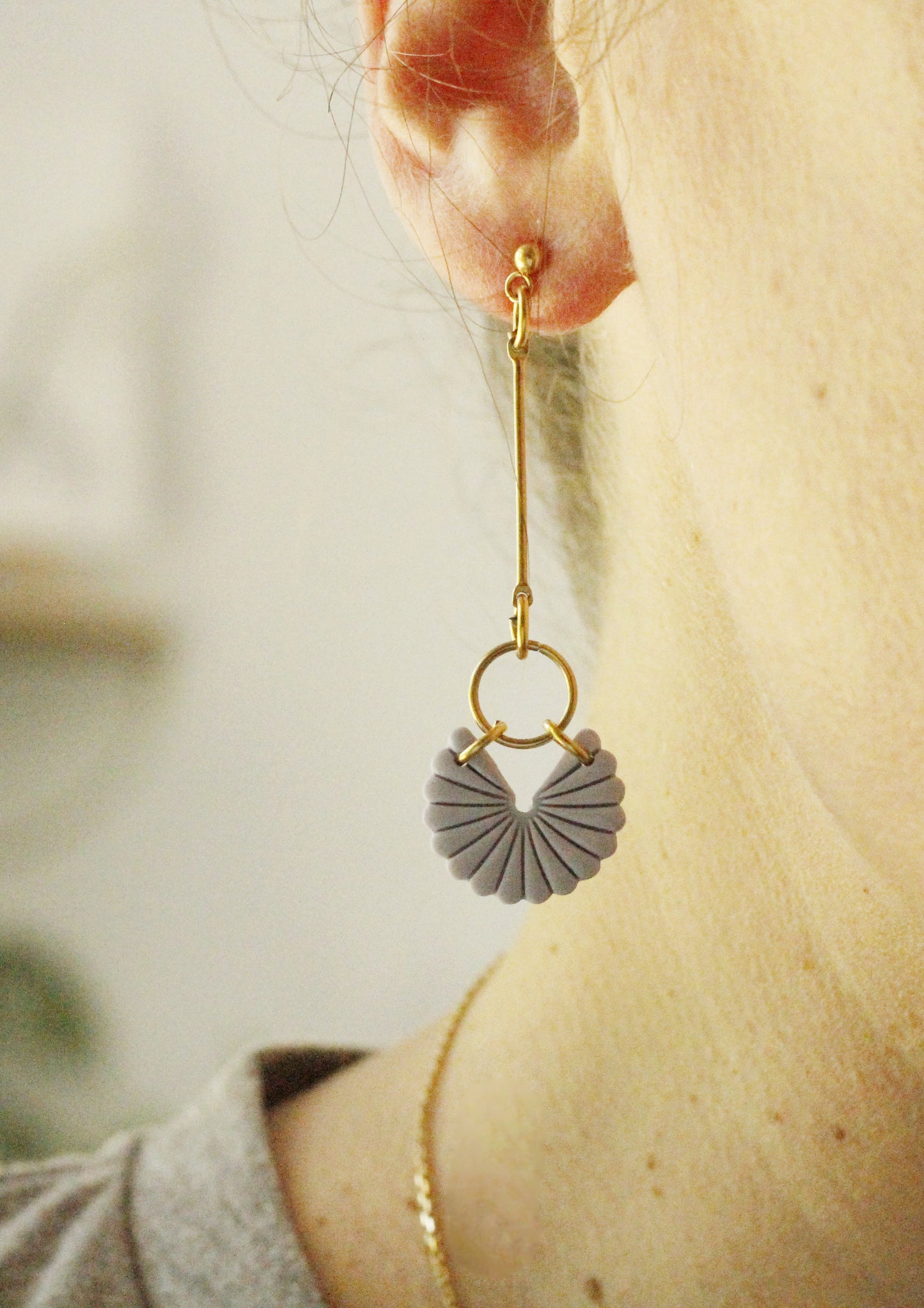 Boucles d'oreilles artisanales aux tons pastel et bleus