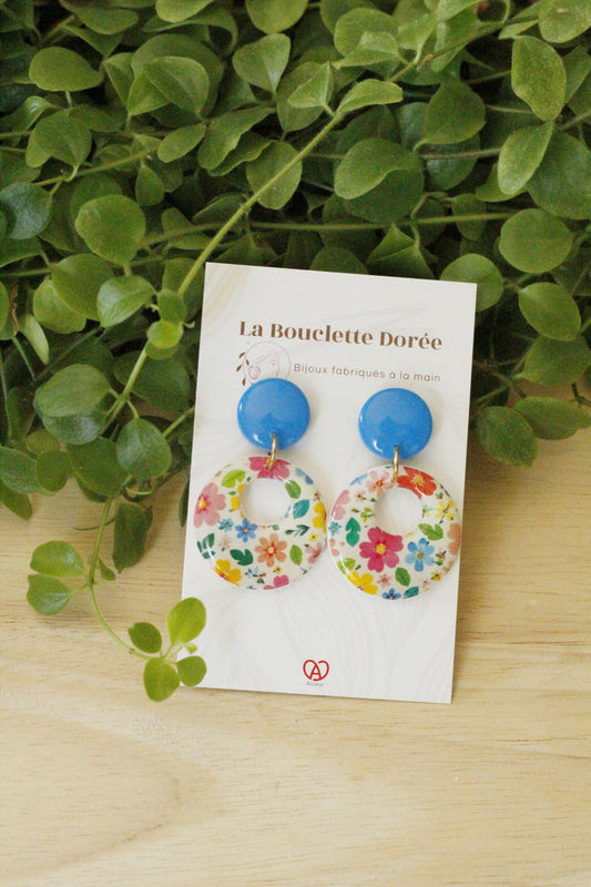boucles d'oreilles en argile polymère, bleue et fleurie