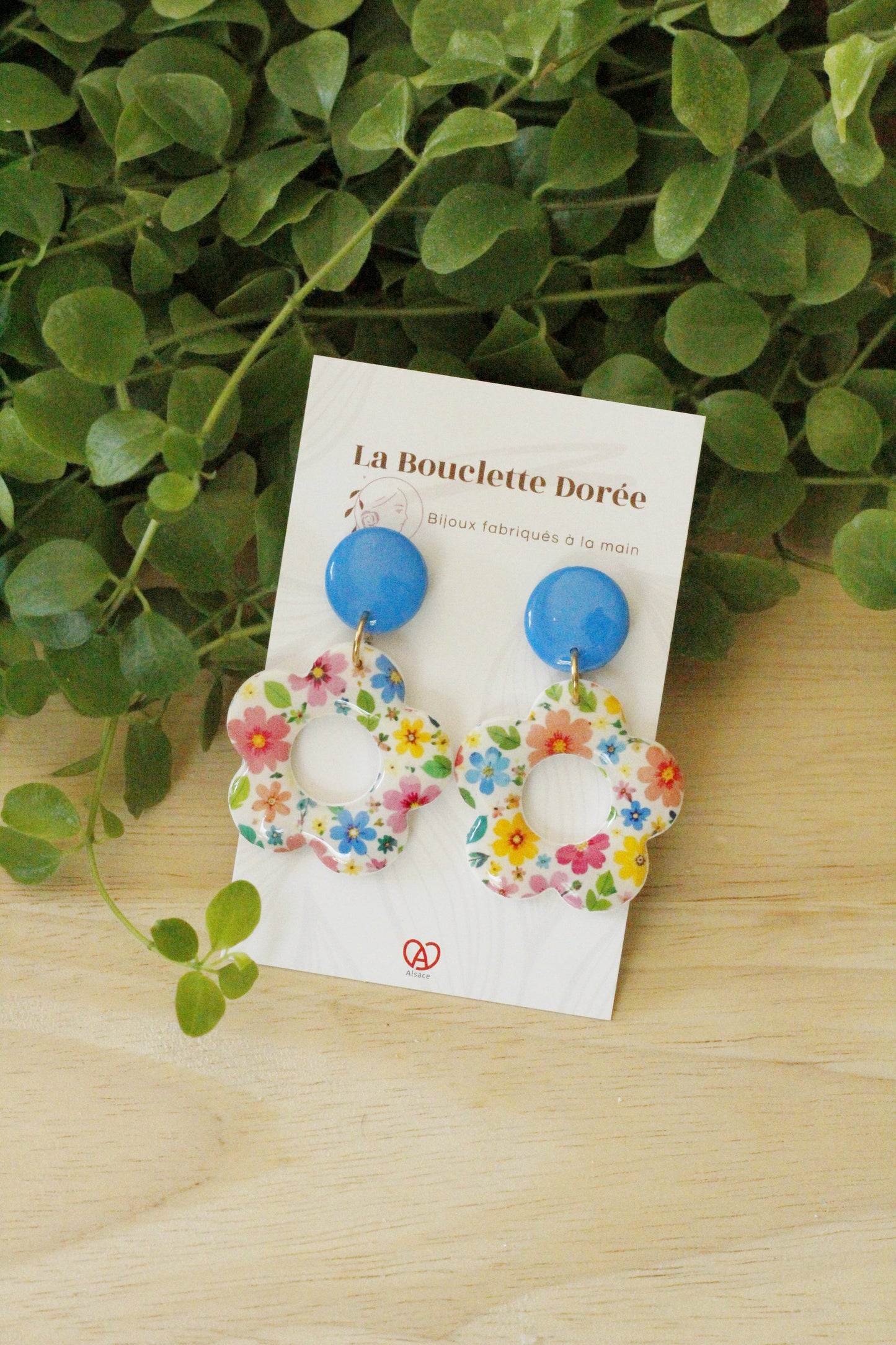 boucles d'oreilles en argile polymère, bleues et fleuries