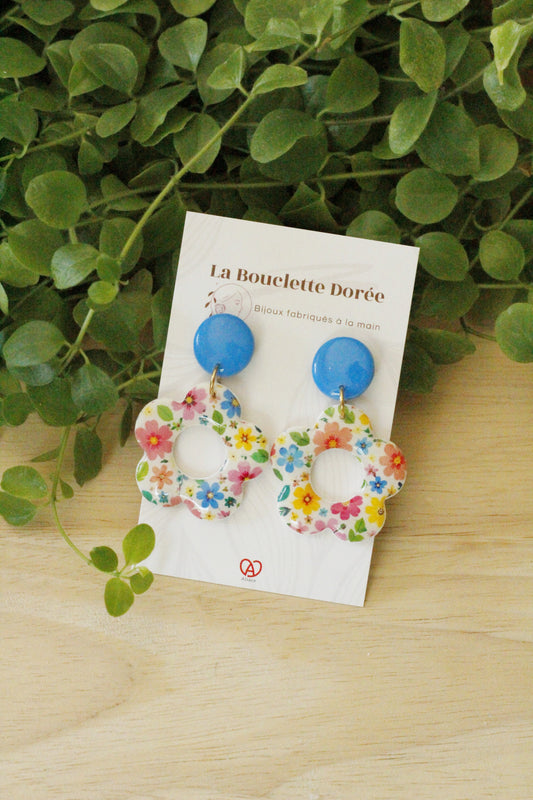 boucles d'oreilles en argile polymère, bleues et fleuries