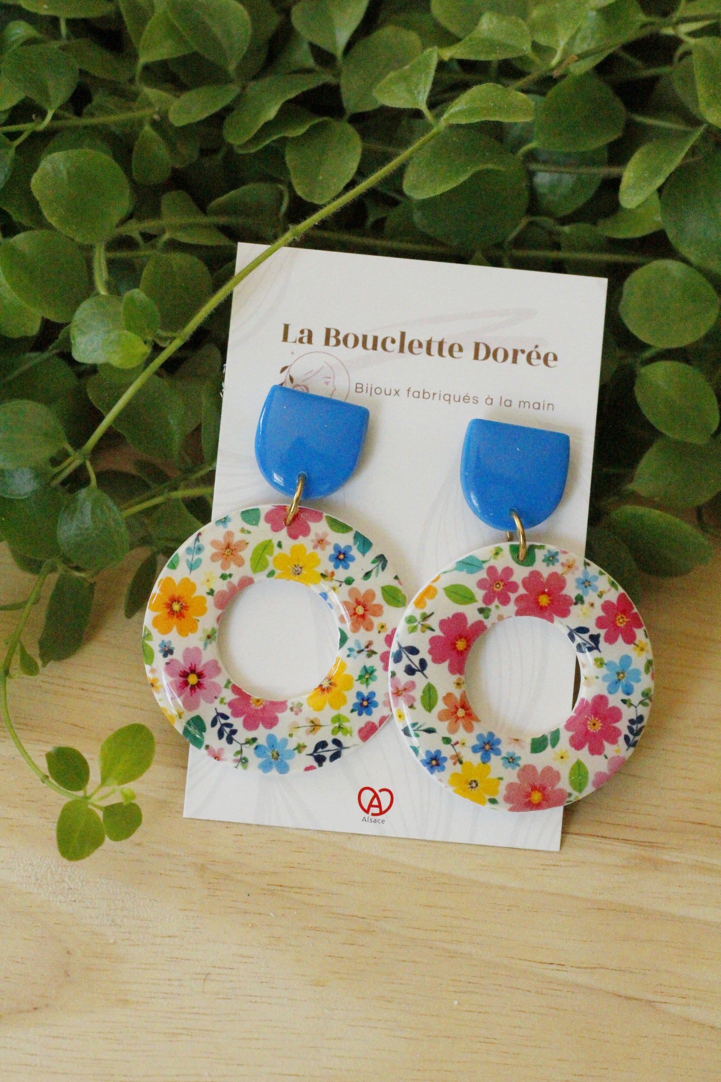 boucles d'oreilles en argile polymère, bleue et fleurie
