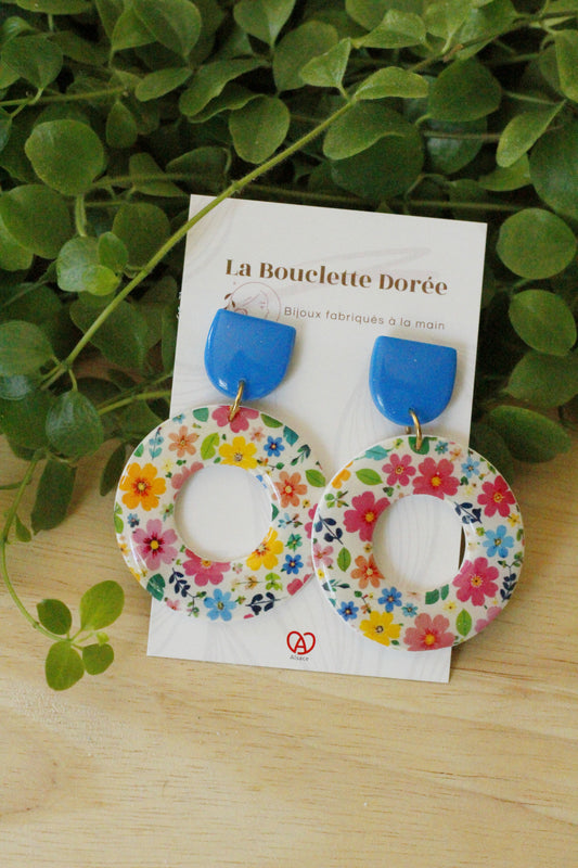 boucles d'oreilles en argile polymère, bleue et fleurie