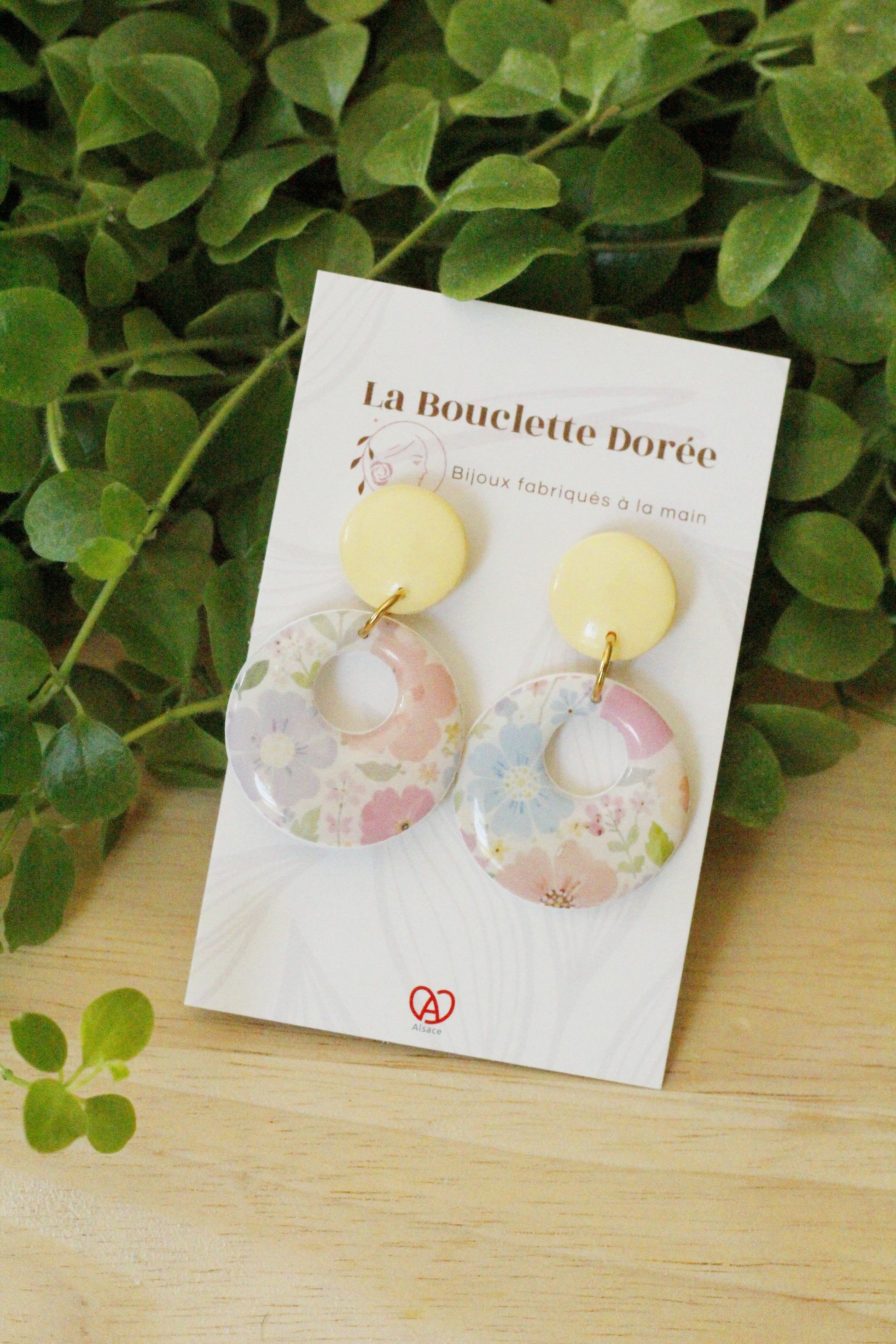 boucles d'oreilles en argile polymère, jaune pastel et fleurie