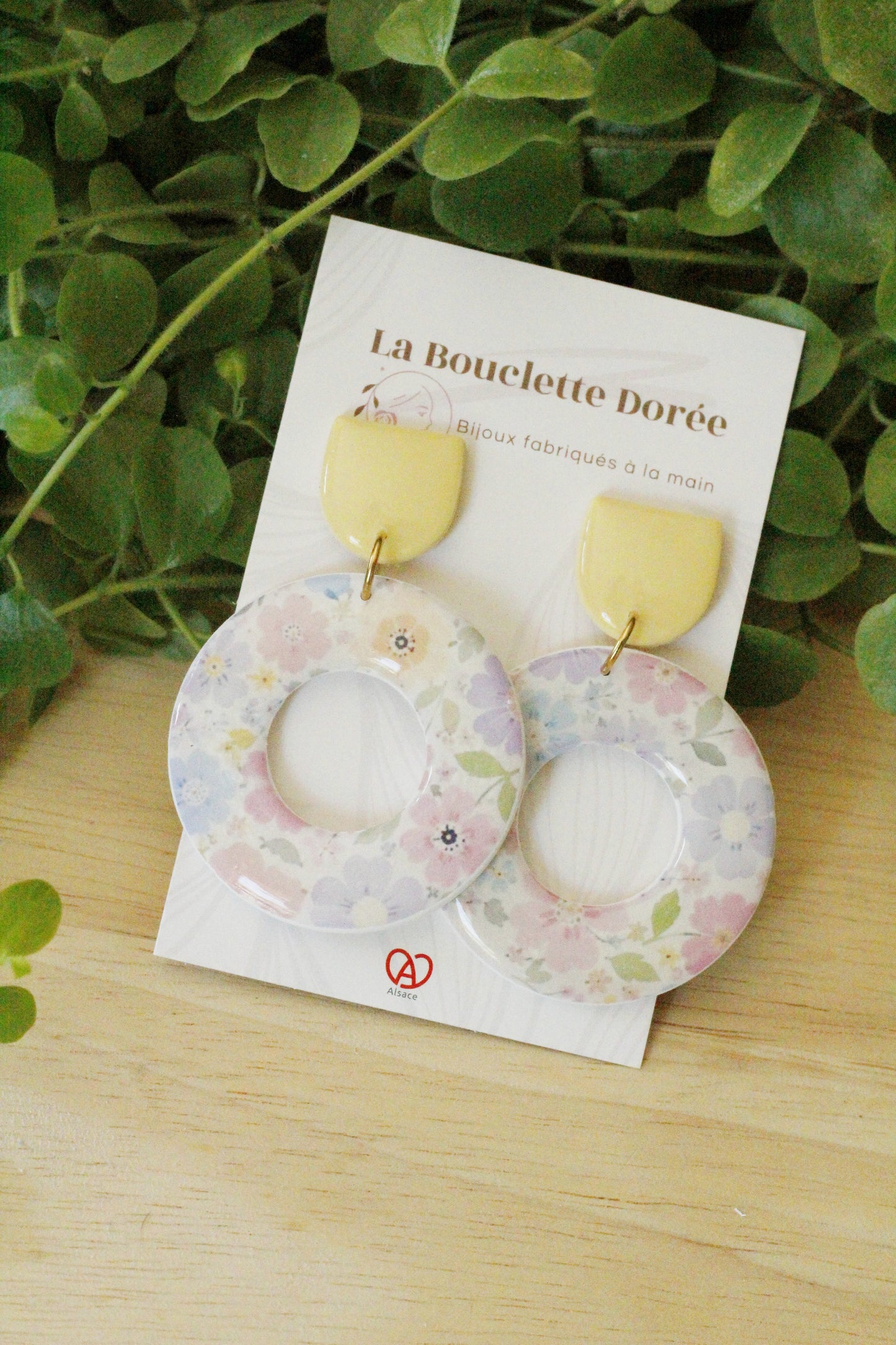 boucles d'oreilles en argile polymère, jaune pastel et fleurie