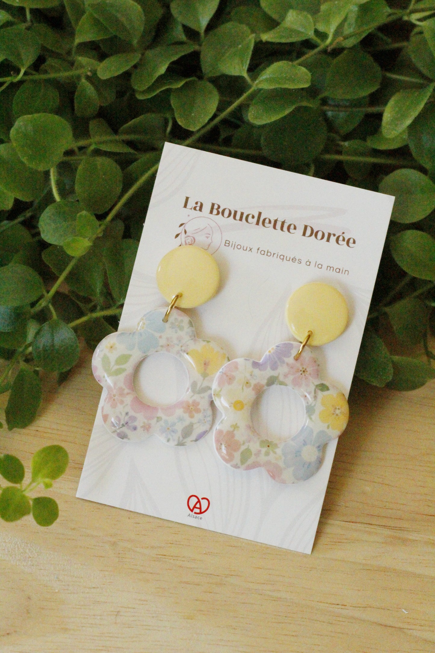boucles d'oreilles en argile polymère, jaune pastel et fleuries