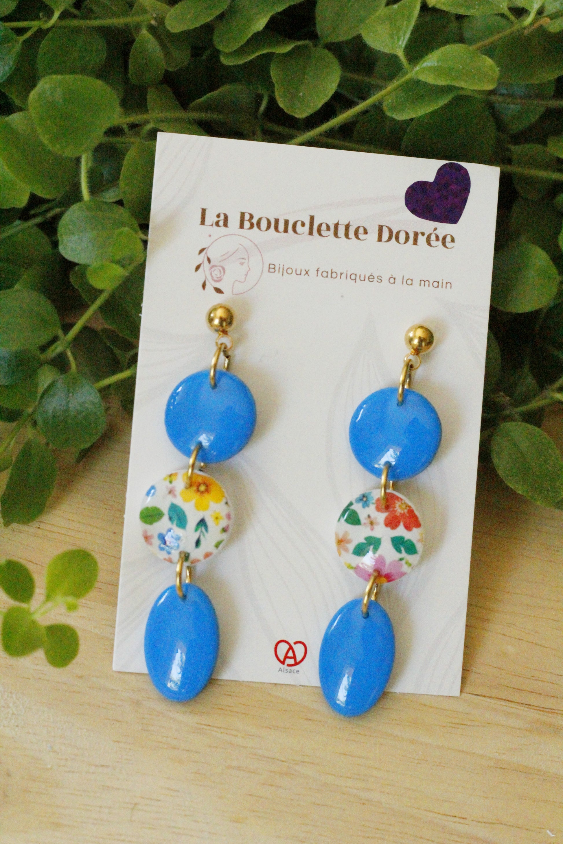 boucles d'oreilles en argile polymère, bleu et fleurie
