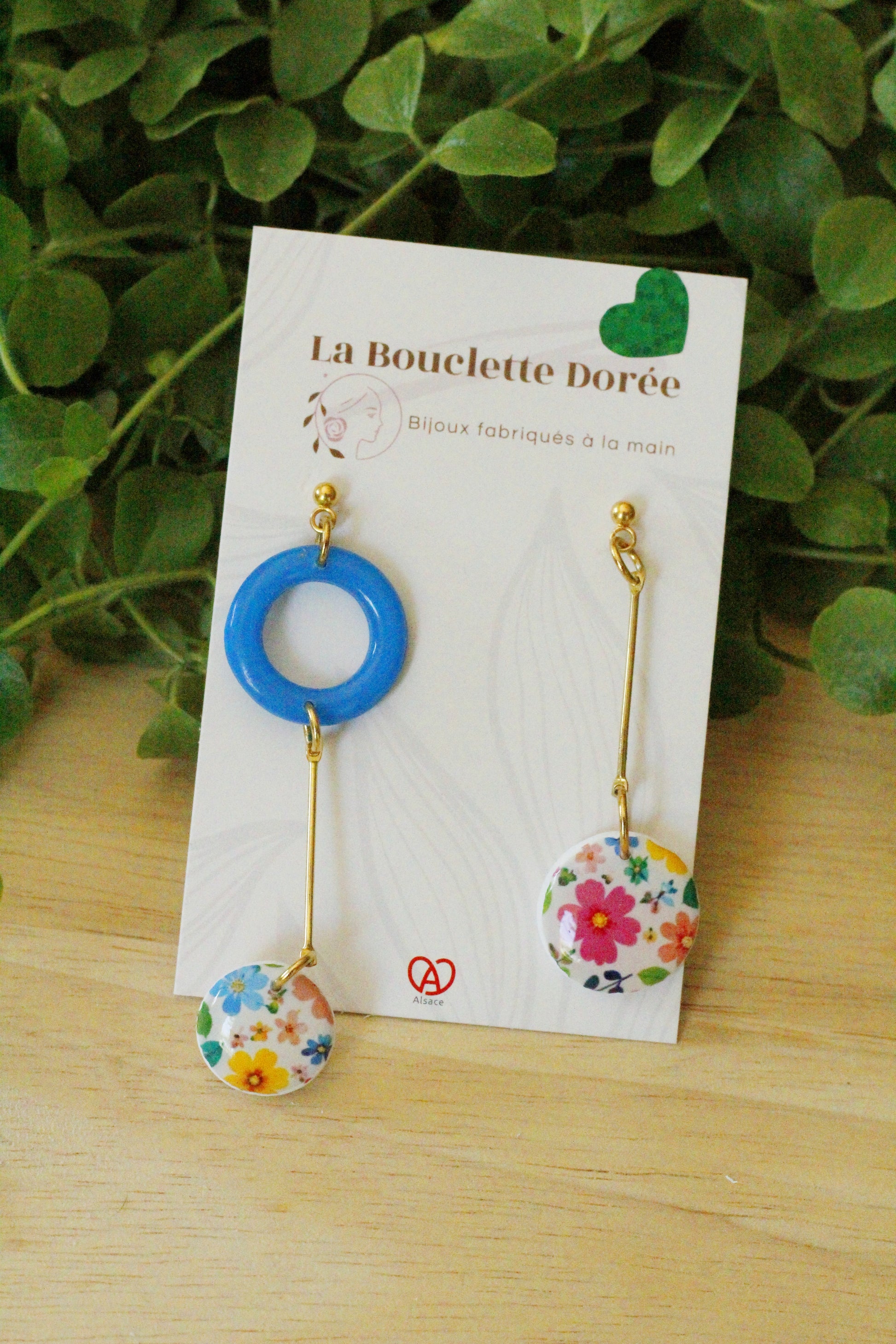 boucles d'oreilles asymétriques fleuries et bleues