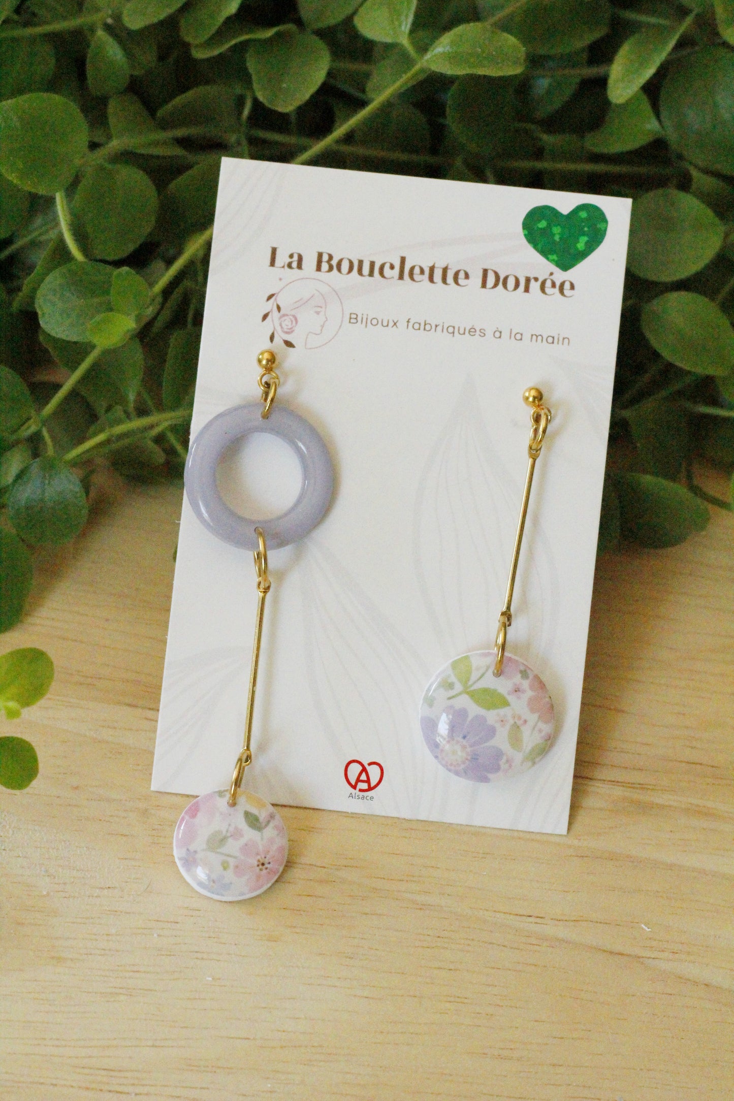 boucles d'oreilles asymétriques aux tons pastels et violet
