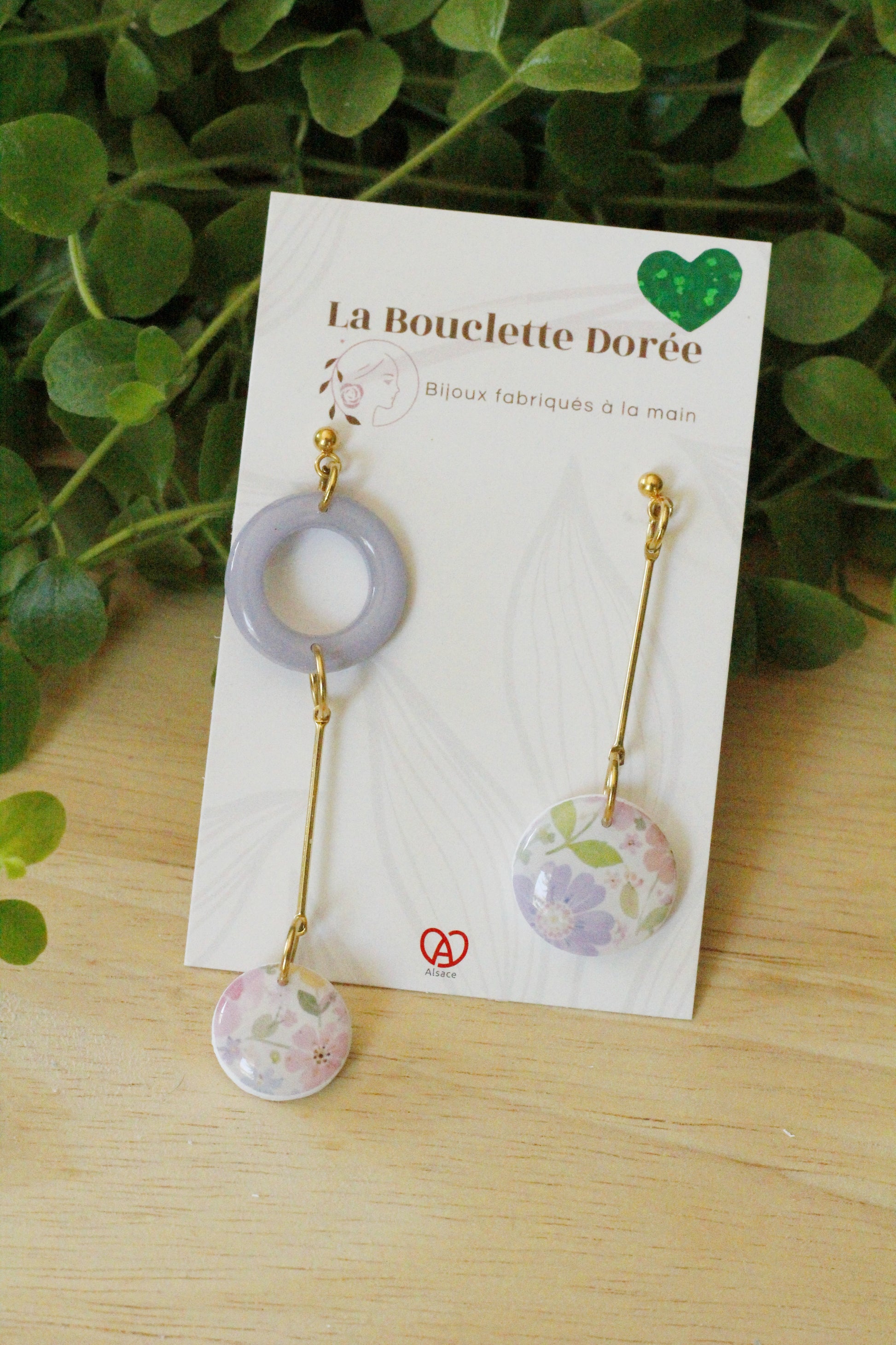 boucles d'oreilles asymétriques aux tons pastels et violet