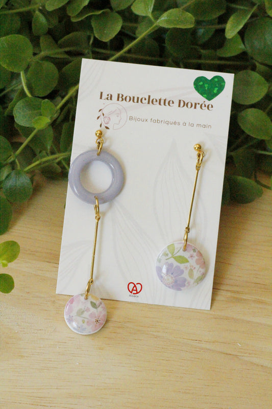 boucles d'oreilles asymétriques aux tons pastels et violet