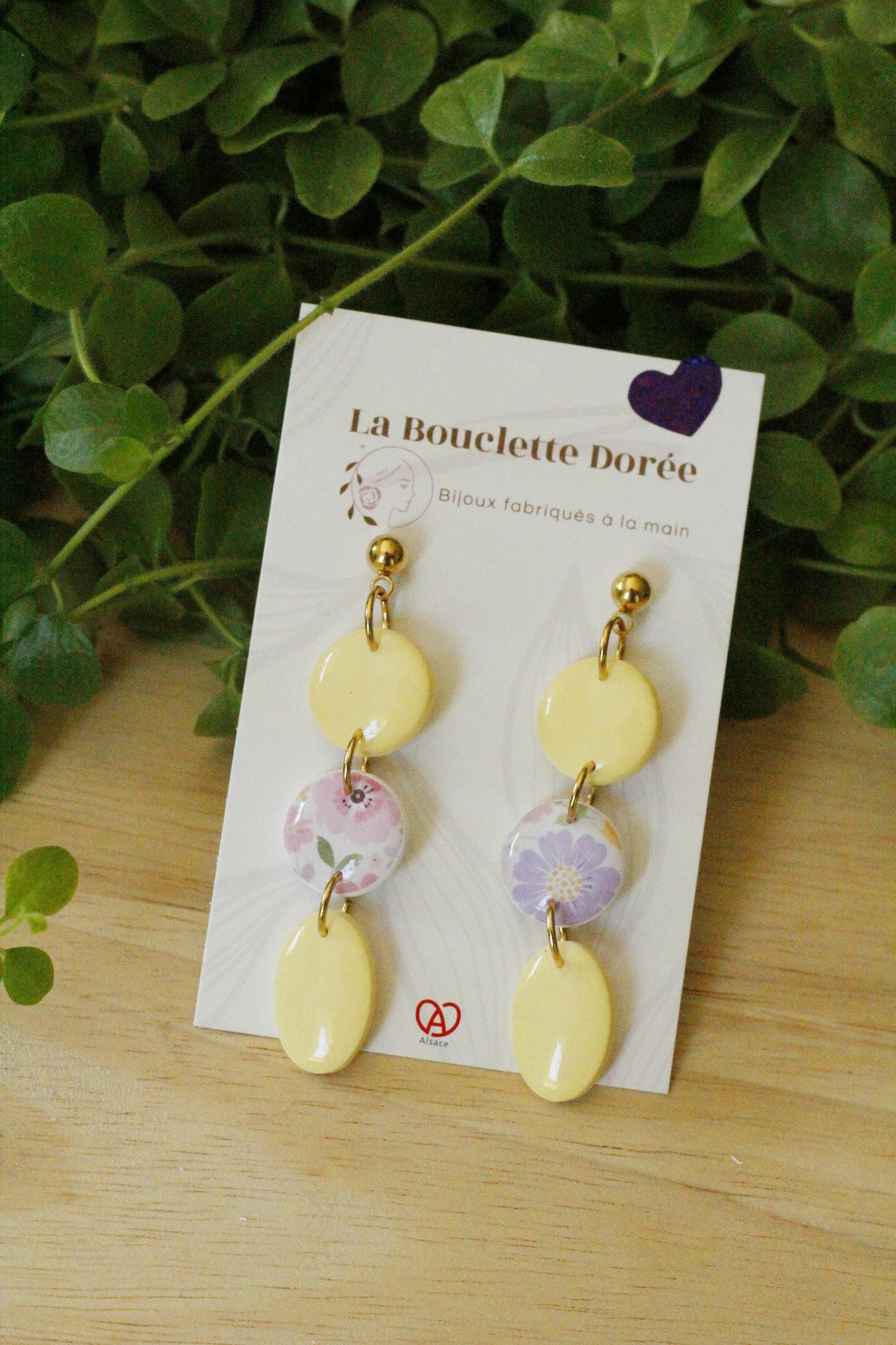 Boucles d'oreilles artisanales fleuries aux tons pastel et bleus