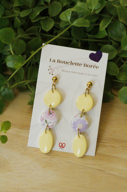 Boucles d'oreilles artisanales fleuries aux tons pastel et bleus