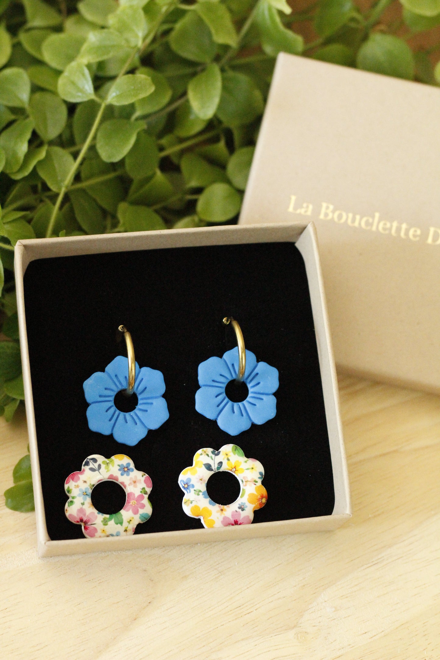 Coffret de créoles interchangeables, artisanales, aux tons pastel et bleus La Bouclette Dorée