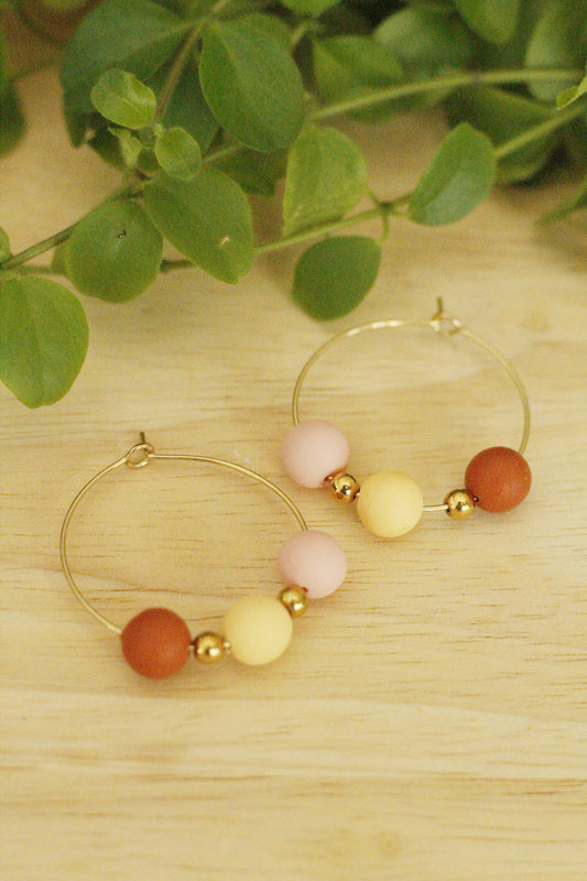 Créoles colorées à perles - Cognac, vanille et rose pâle La Bouclette Dorée