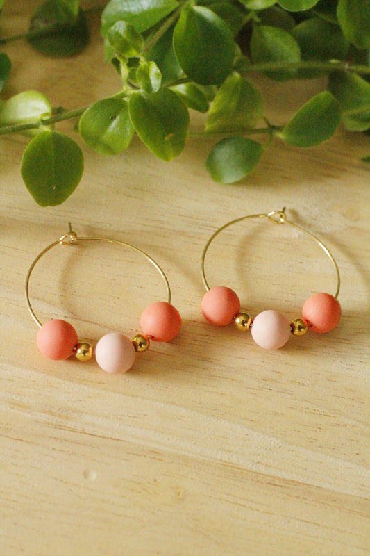 Créoles colorées à perles - Pamplemousse et rose pâle La Bouclette Dorée