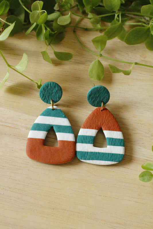 Boucles d'oreilles colorées et asymétriques, esprit marinière, fabriquées à la main
