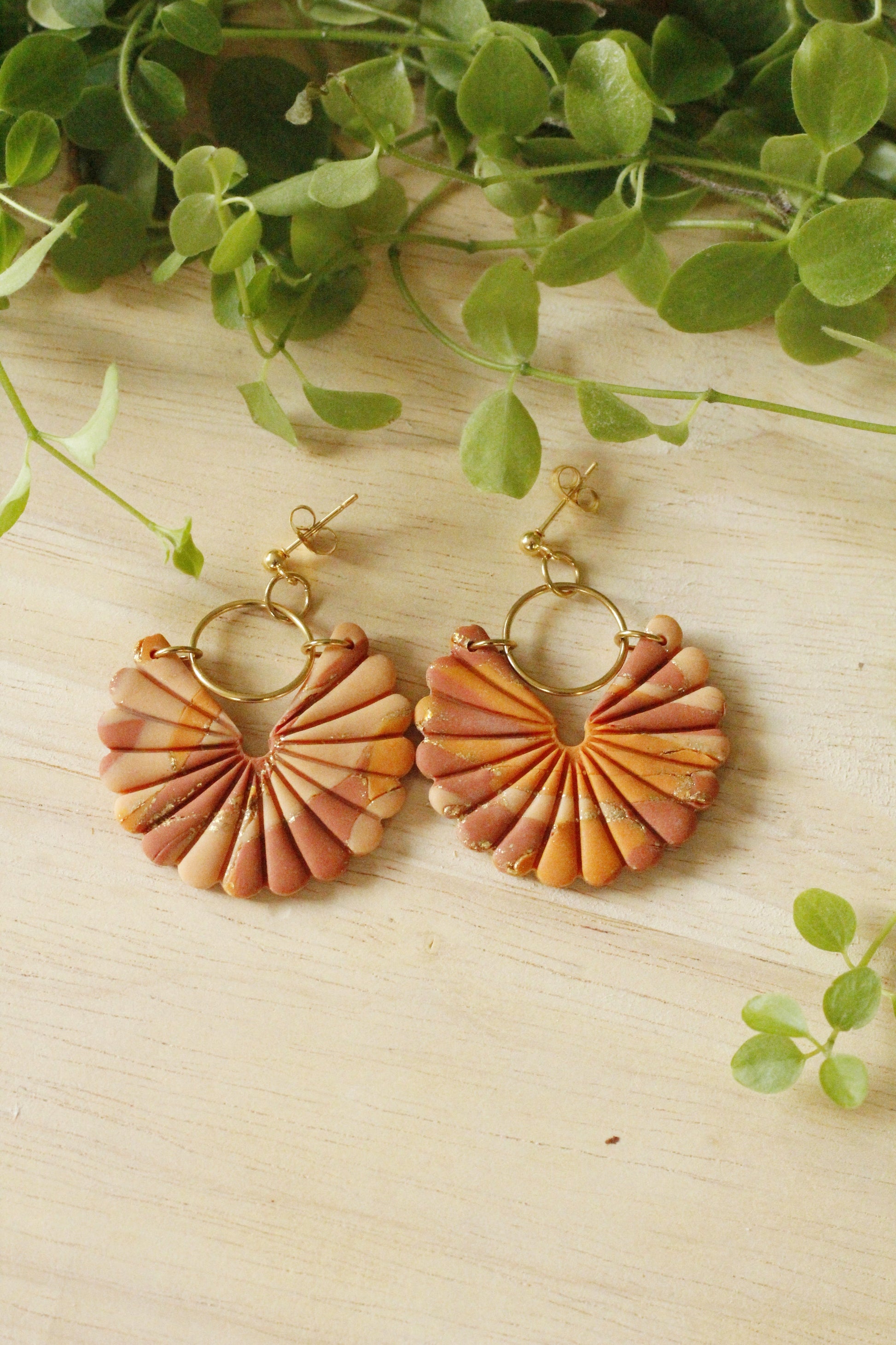 Boucles d'oreilles Dahlia fabriquées à la main La Bouclette Dorée