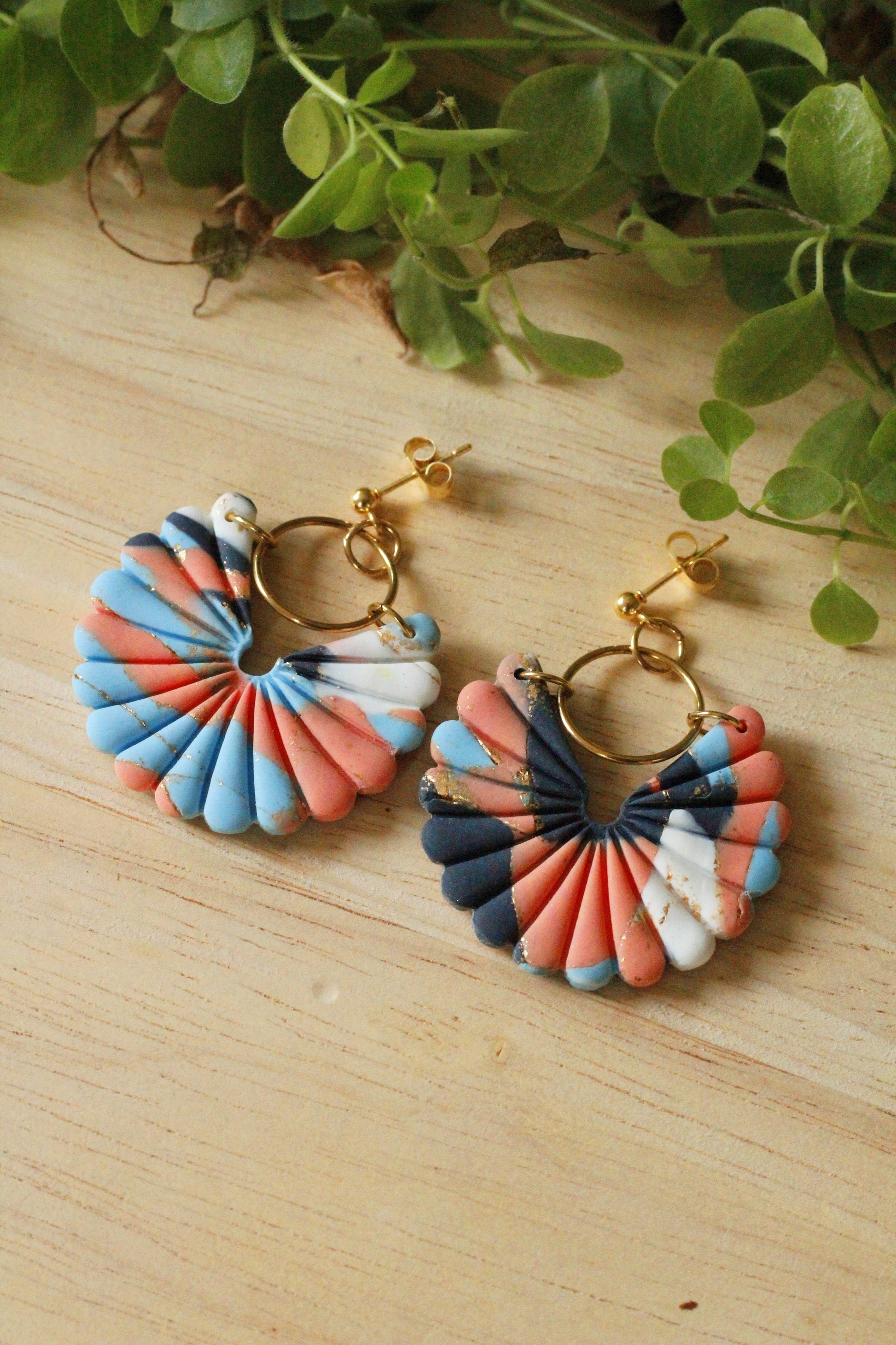 Boucles d'oreilles Dahlia fabriquées à la main La Bouclette Dorée