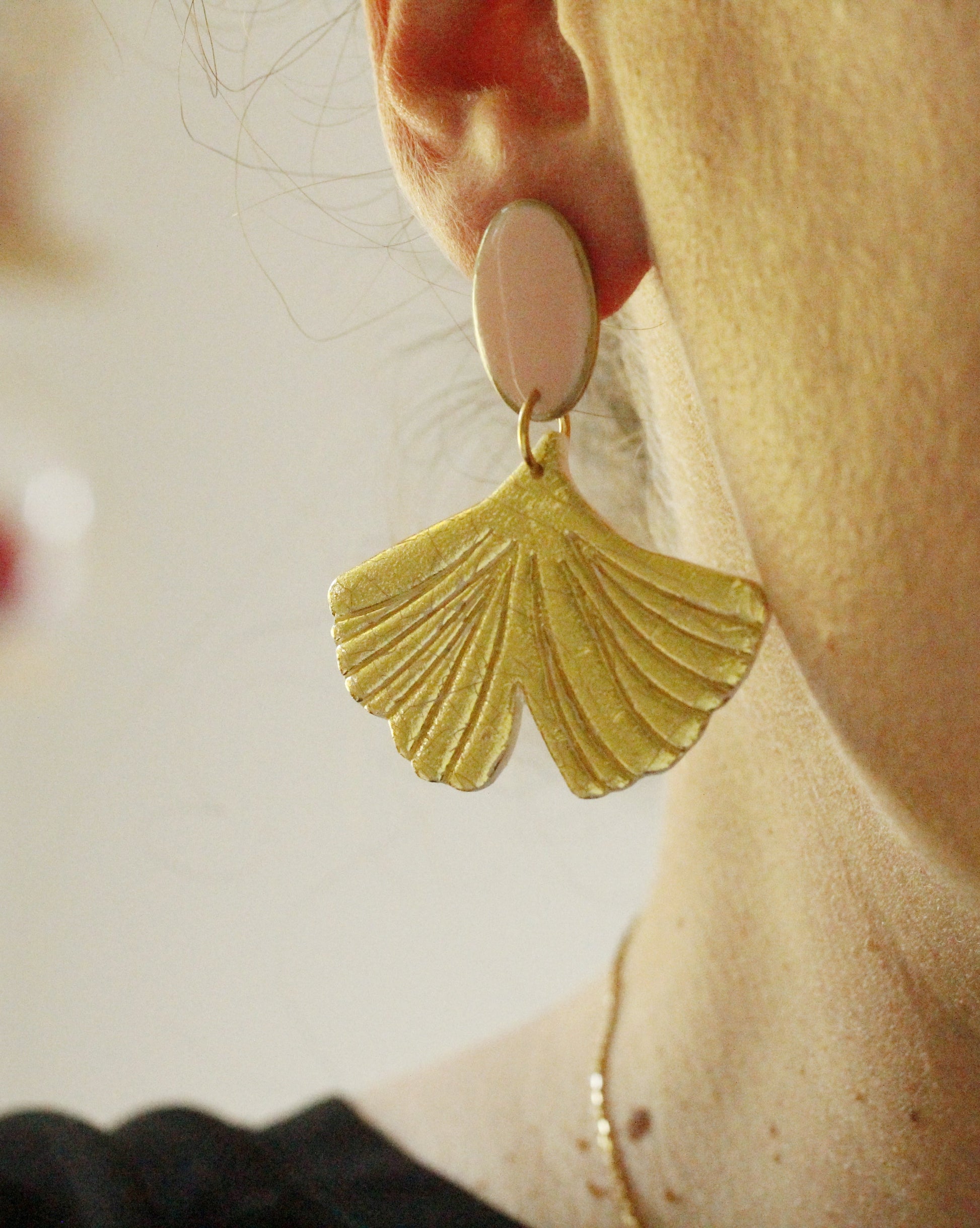 Boucles d'oreilles feuille de ginkgo fabriquées à la main - rose pâle La Bouclette Dorée