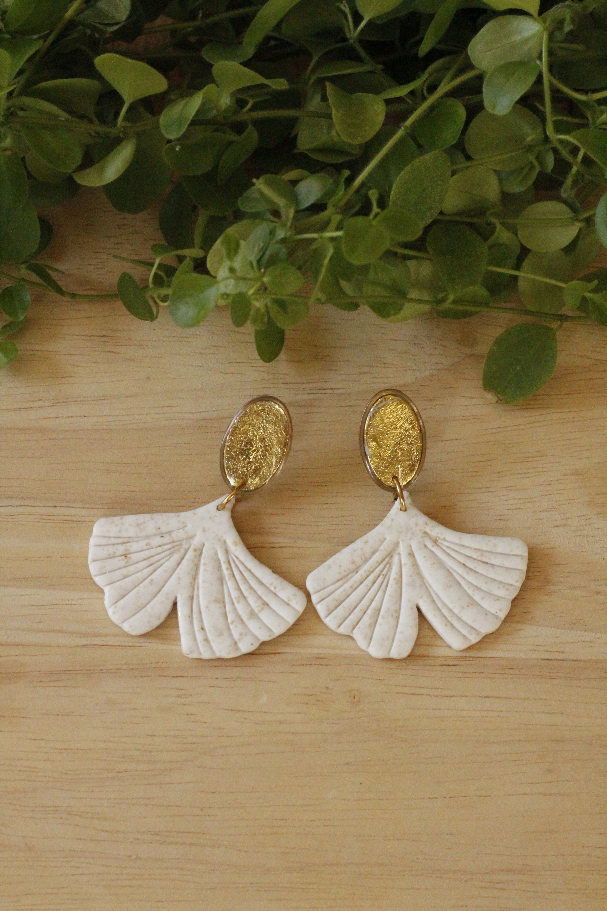 Boucles d'oreilles feuille de ginkgo fabriquées à la main - Doré La Bouclette Dorée