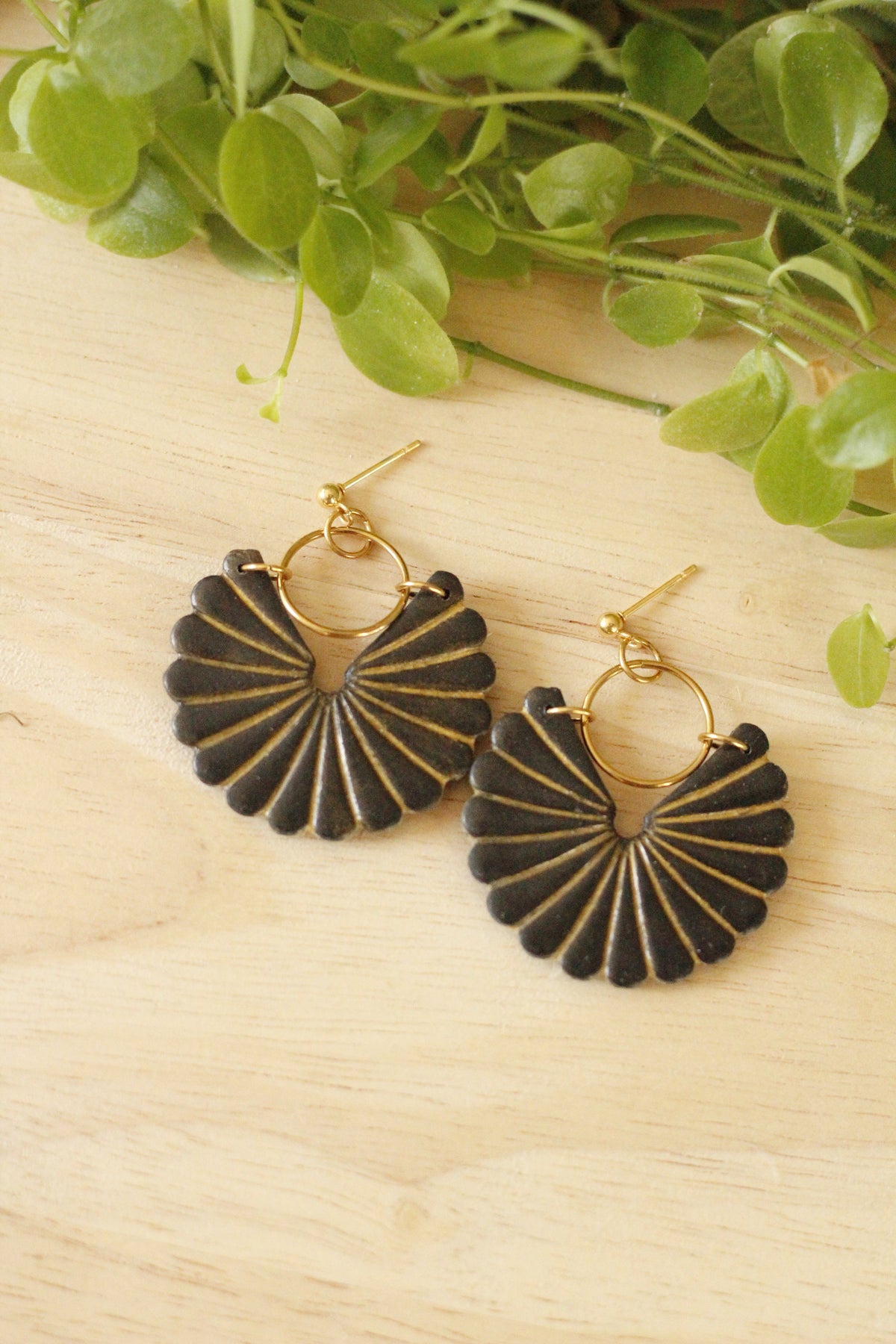 Boucles d'oreilles Dahlia, fabriquées à la main - modèle unique La Bouclette Dorée