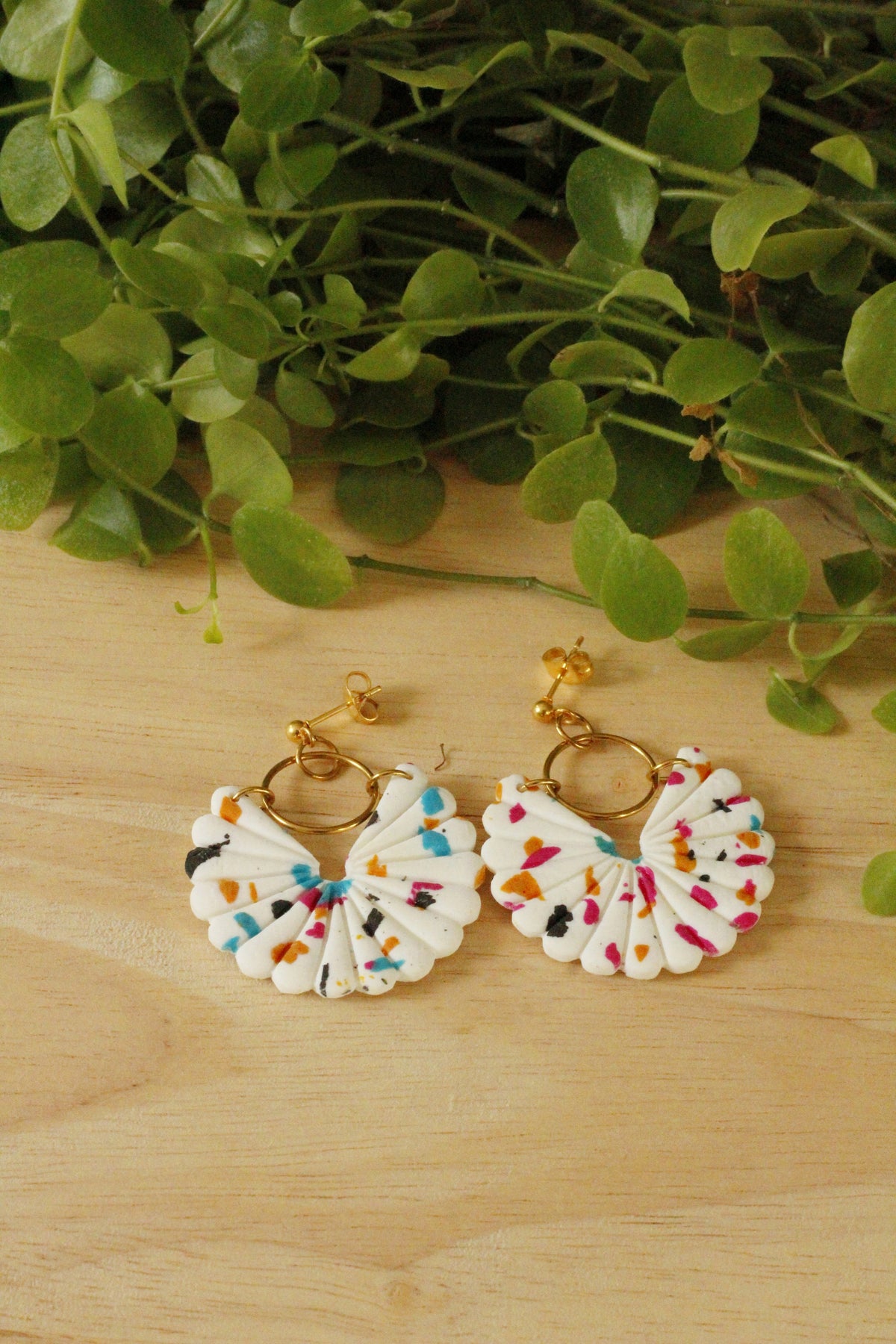 Boucles d'oreilles Dahlia, fabriquées à la main - modèle unique La Bouclette Dorée