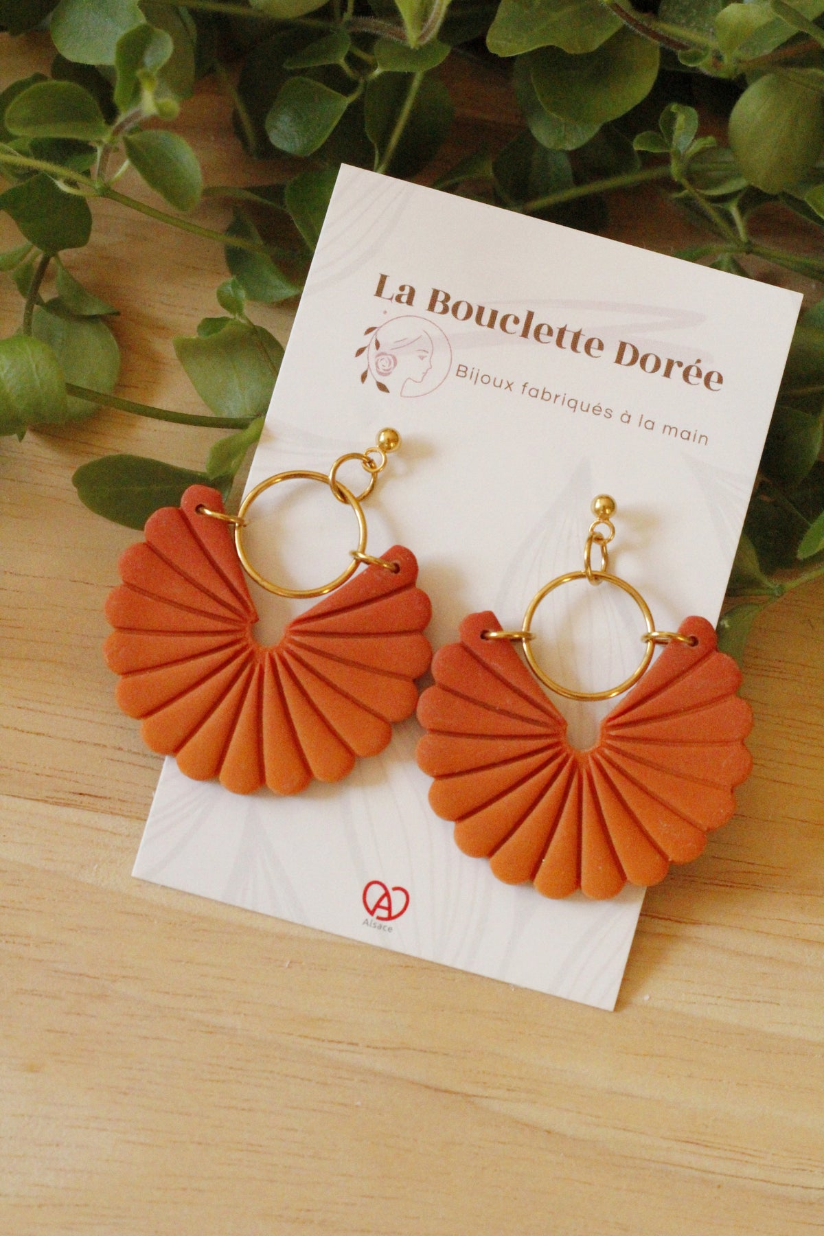 Boucles d'oreilles Dahlia, uniques et colorées, fabriquées à la main La Bouclette Dorée