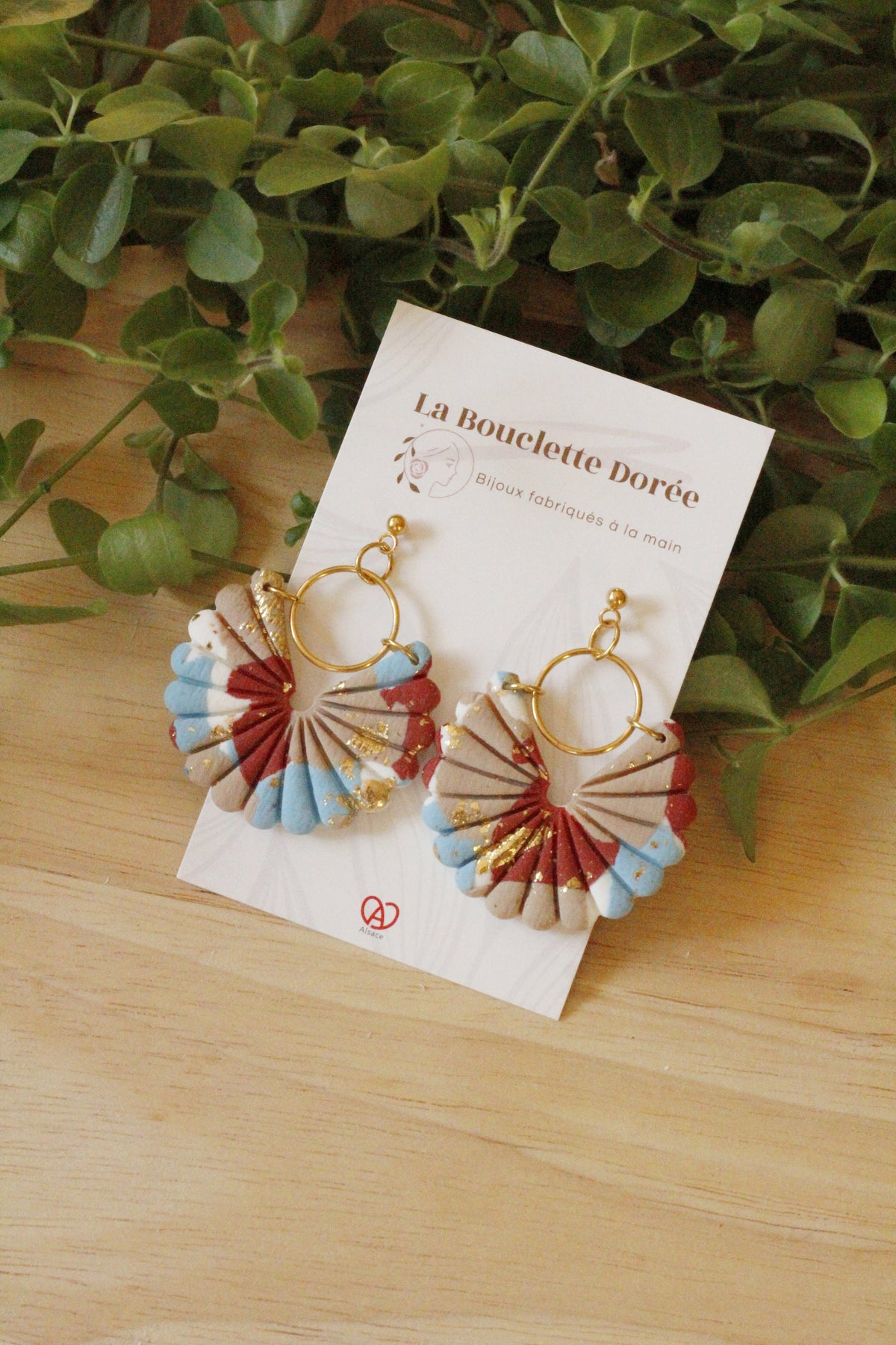 Boucles d'oreilles Dahlia, uniques et colorées, fabriquées à la main La Bouclette Dorée