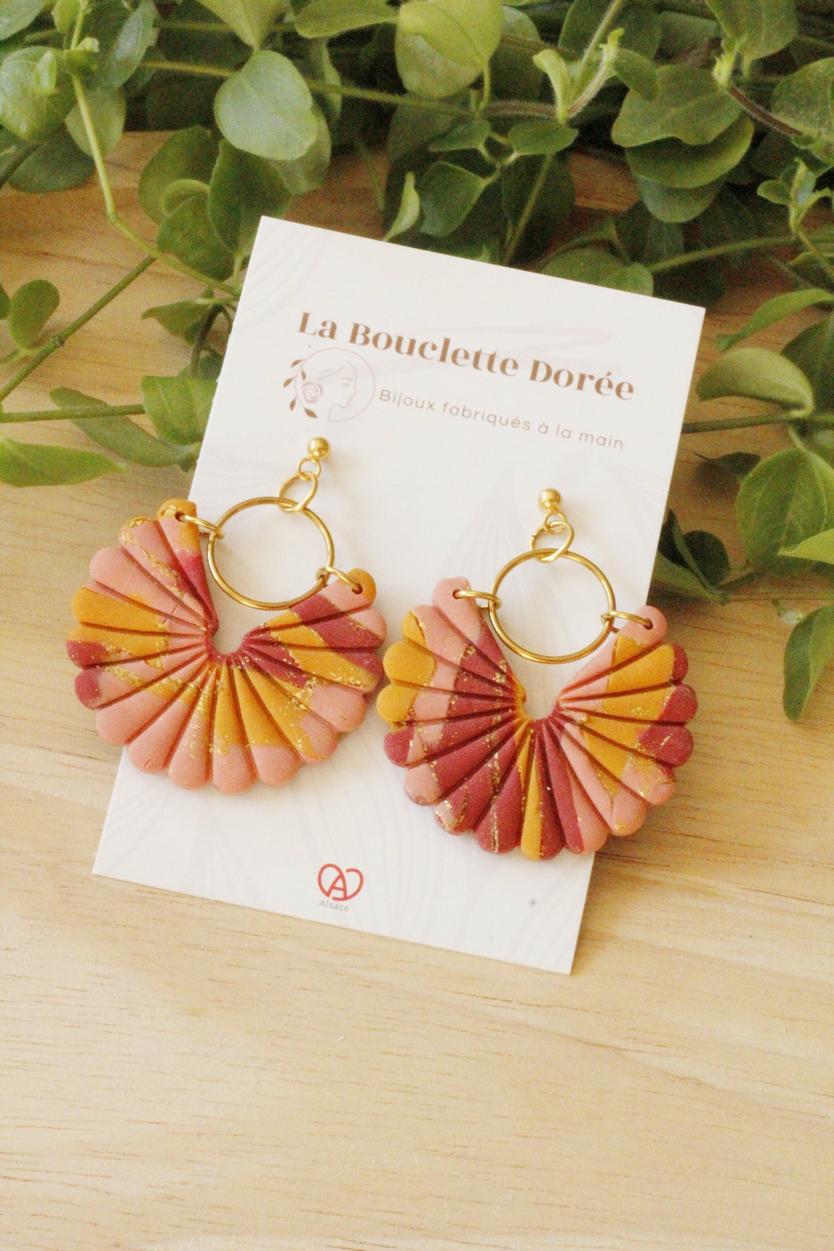 Boucles d'oreilles Dahlia, uniques et colorées, fabriquées à la main La Bouclette Dorée