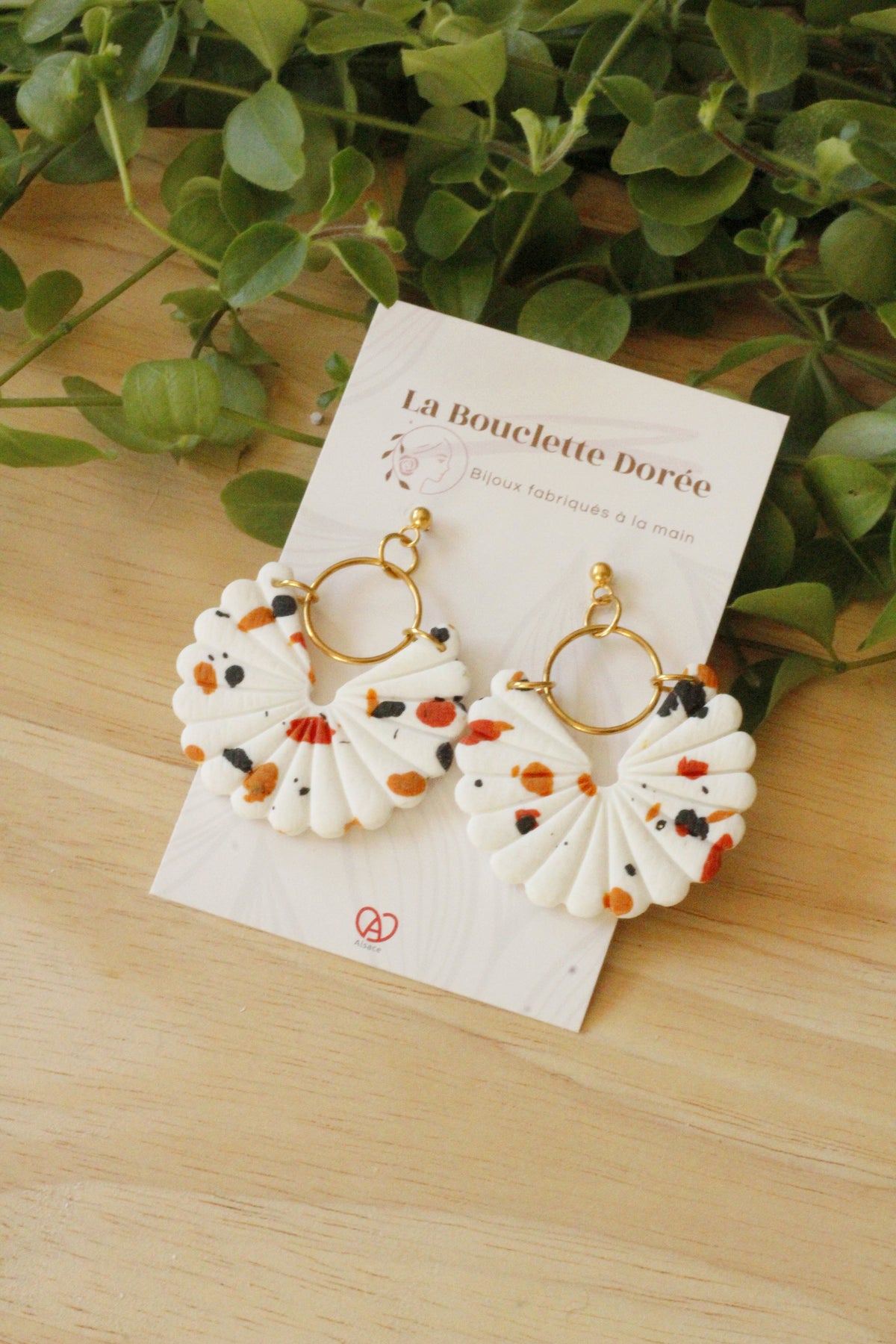 Boucles d'oreilles Dahlia, uniques et colorées, fabriquées à la main La Bouclette Dorée