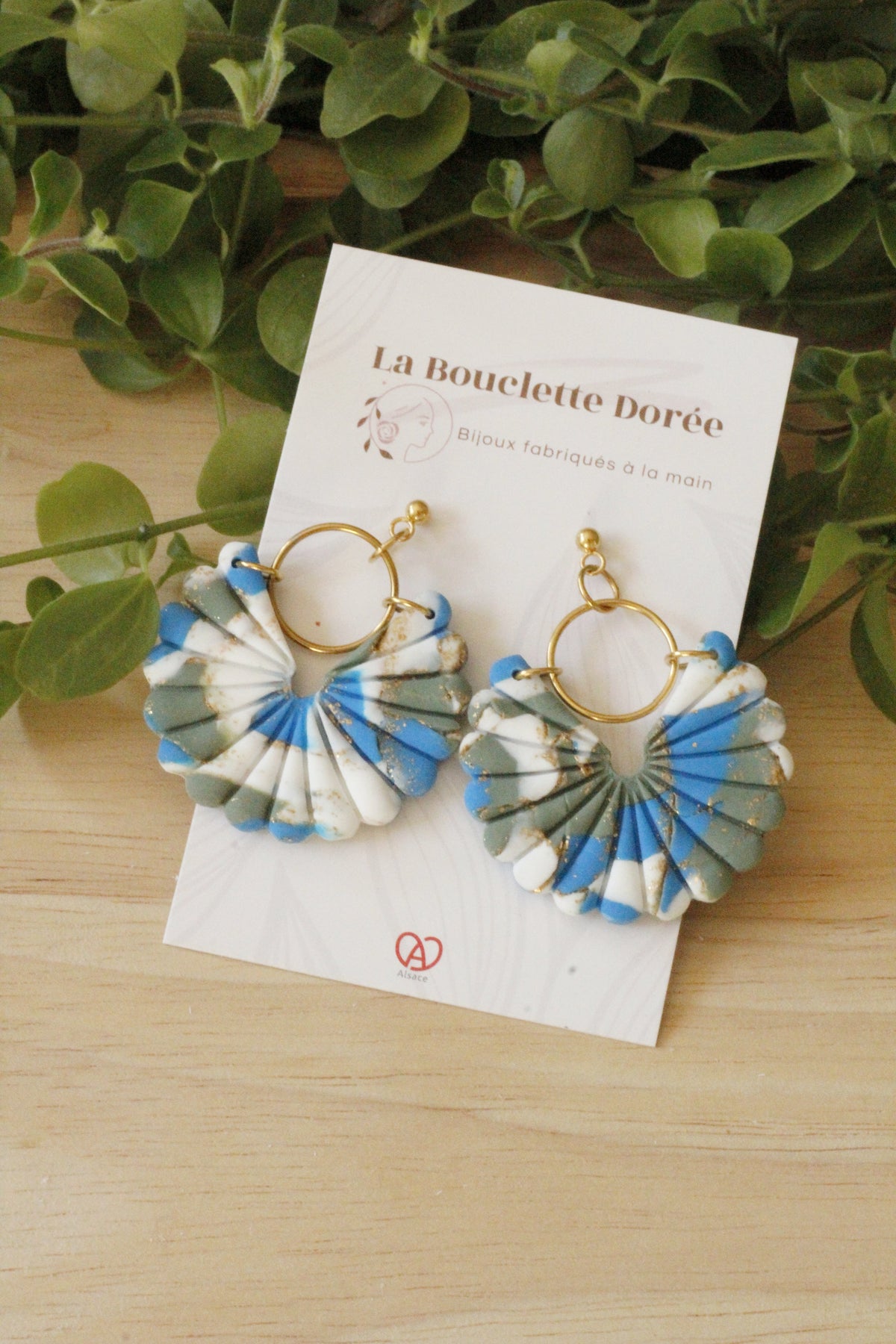 Boucles d'oreilles Dahlia, uniques et colorées, fabriquées à la main La Bouclette Dorée