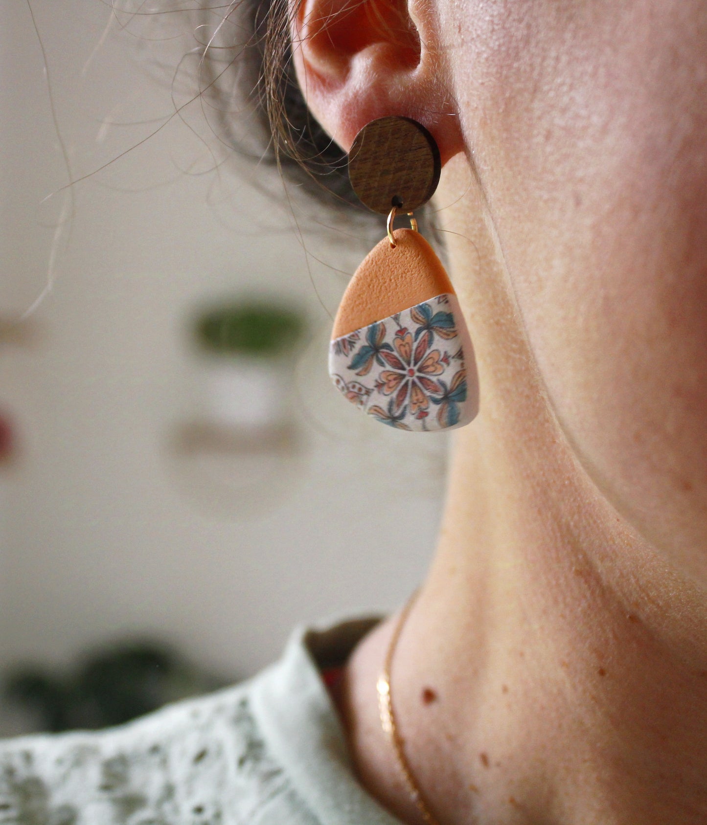 La Bouclette  Dorée - Boucles d'oreilles pendantes orange et bois