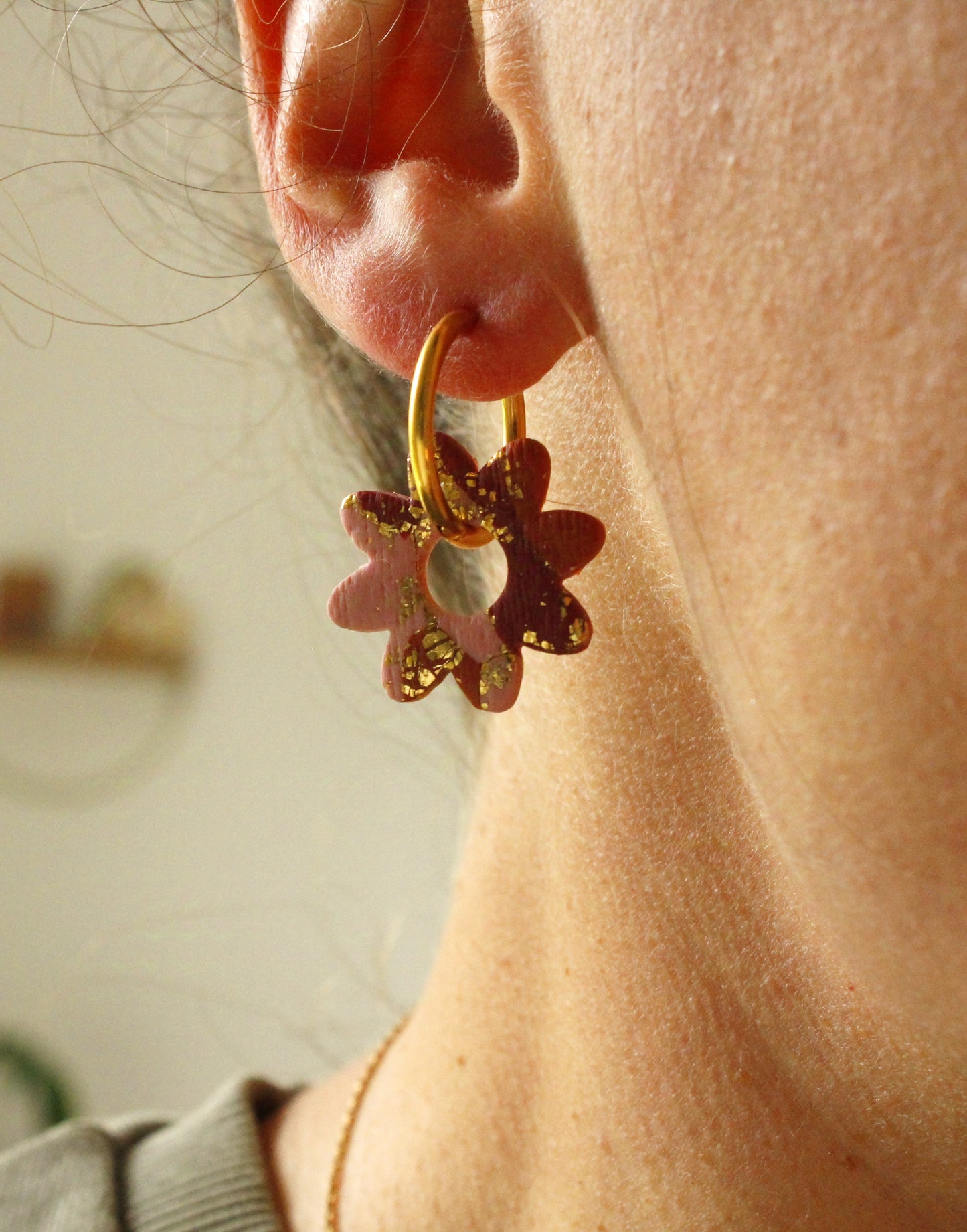 La Bouclette Dorée - Boucles d'oreilles créoles avec fleurs en argile polymère