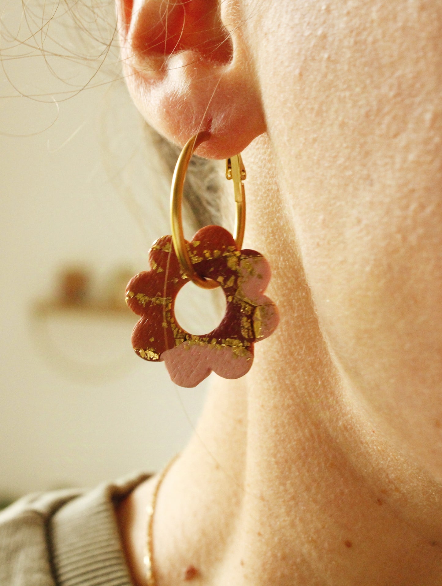 La Bouclette Dorée - Boucles d'oreilles créoles avec fleurs en argile polymère