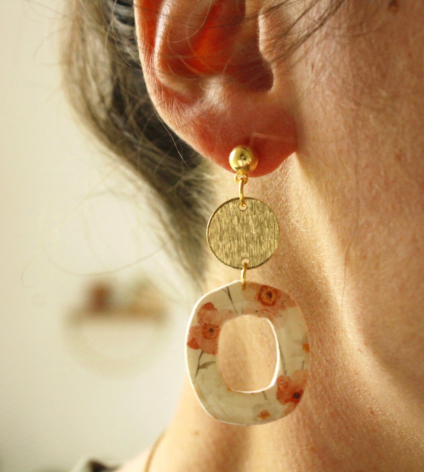 La Bouclette  Dorée - Boucles d'oreilles pendantes beiges et fleuries