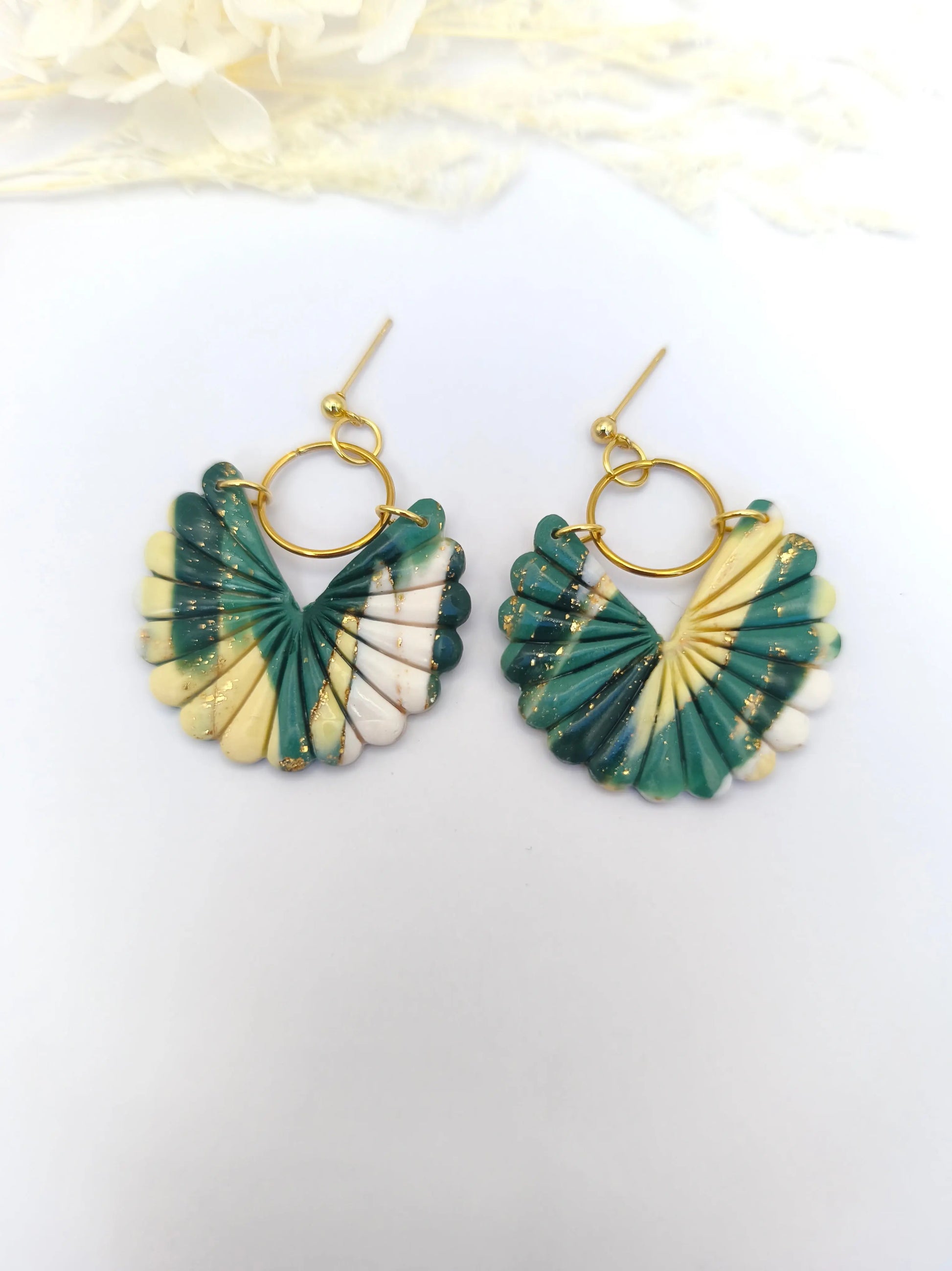 Boucles d'oreilles en forme d'éventail vertes jaunes blanches et or 