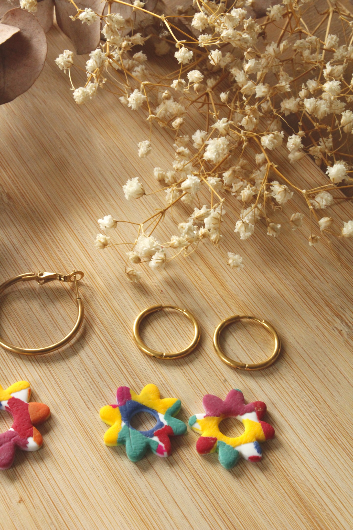 La Bouclette Dorée - Boucles d'oreilles créoles avec fleurs multicolores