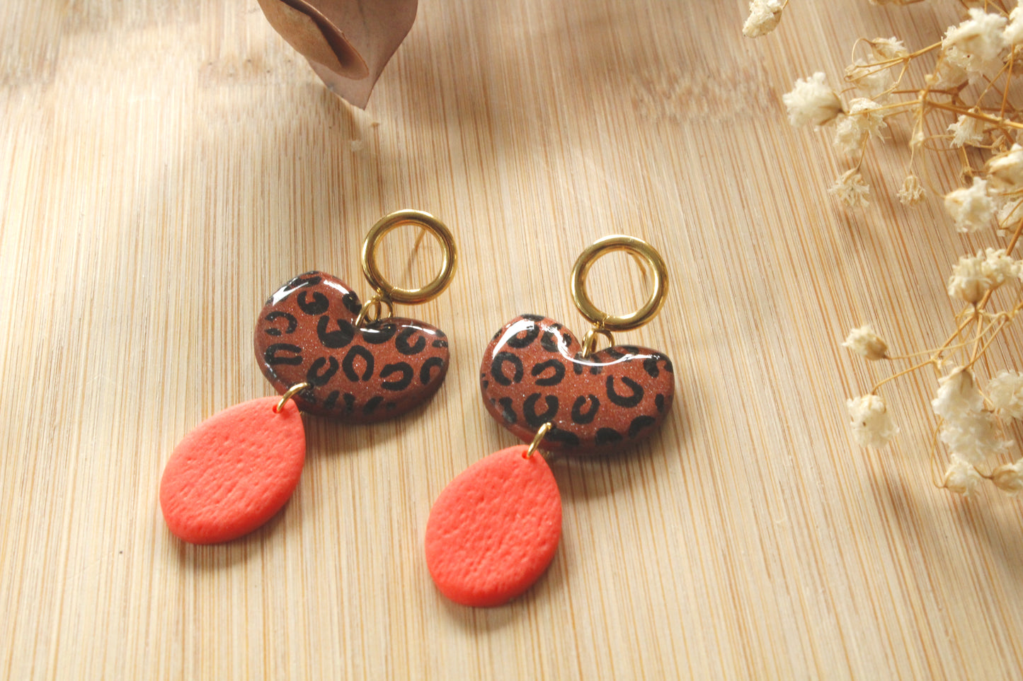 Boucles d'oreilles pendantes, motifs léopard et orange