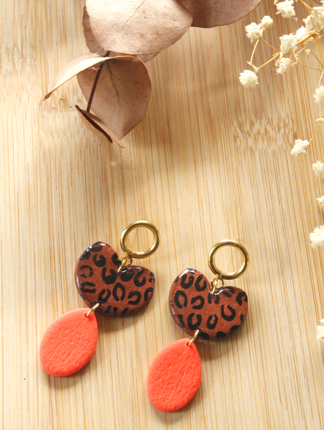 Boucles d'oreilles pendantes, motifs léopard et orange